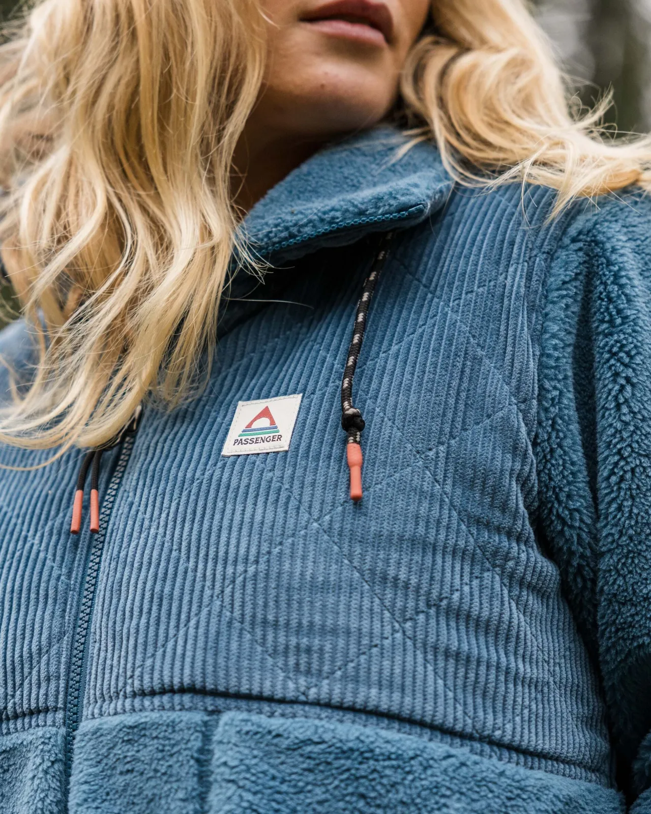 awaken_recyceltes_tiefflorsherpafleece__verwaschenes_blau_3.webp Fashion Awaken Recyceltes Tiefflor-Sherpa-Fleece - Verwaschenes Blau Damen Fleece | Fleece