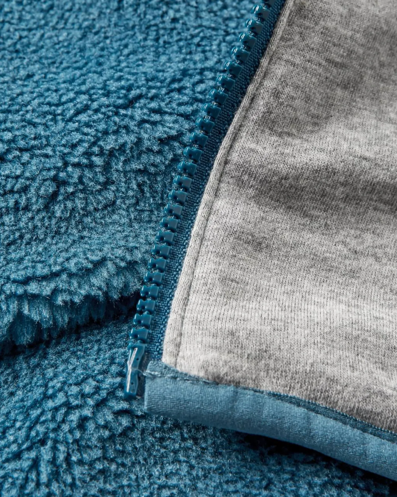 awaken_recyceltes_tiefflorsherpafleece__verwaschenes_blau_7.webp Fashion Awaken Recyceltes Tiefflor-Sherpa-Fleece - Verwaschenes Blau Damen Fleece | Fleece