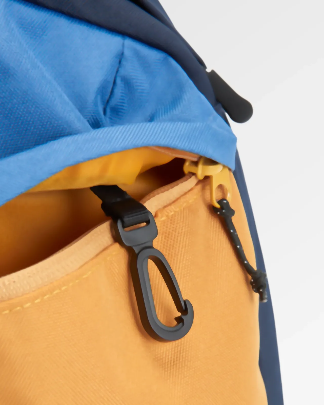 boondocker_recycelte_tasche_l__honigdunkelblausattes_marineblau_10.webp Best Sale Boondocker Recycelte tasche 8L - Honig/Dunkelblau/Sattes Marineblau Herren Rucksäcke & Taschen | Rucksäcke & Taschen