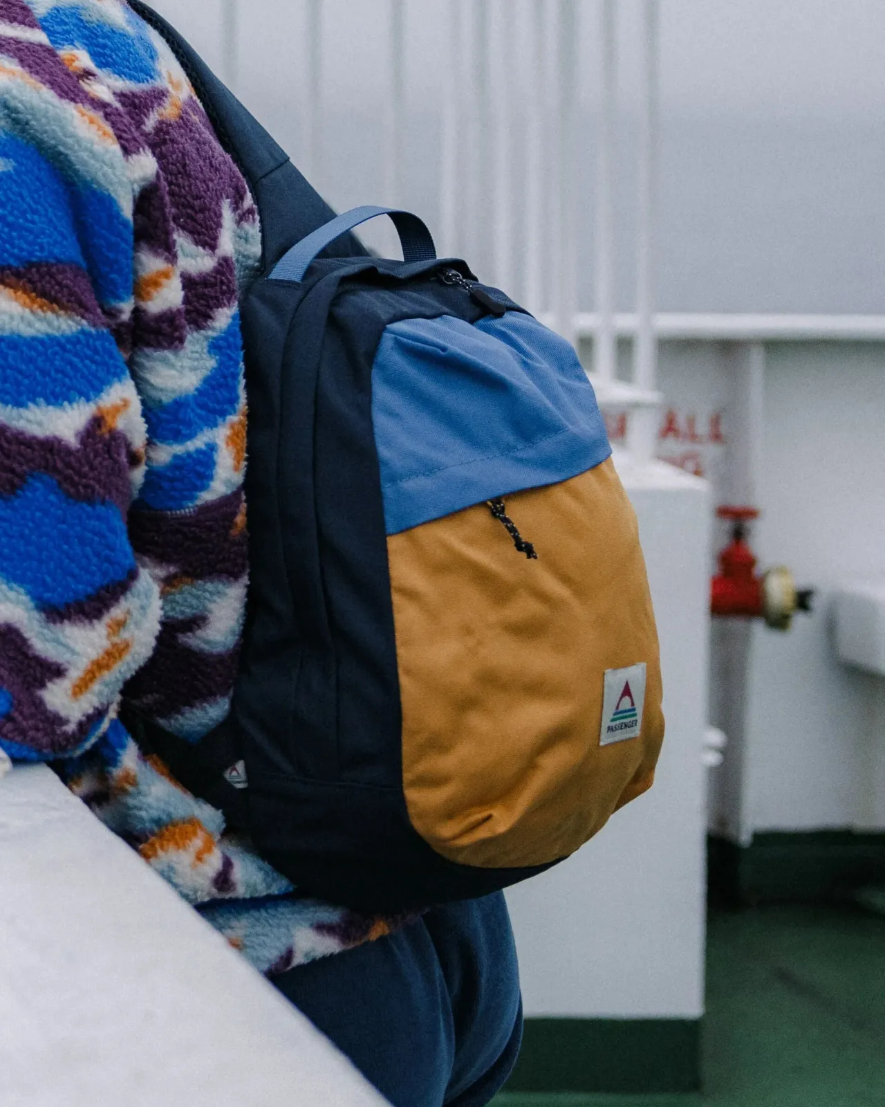 boondocker_recycelte_tasche_l__honigdunkelblausattes_marineblau_2.webp Best Sale Boondocker Recycelte tasche 8L - Honig/Dunkelblau/Sattes Marineblau Herren Rucksäcke & Taschen | Rucksäcke & Taschen