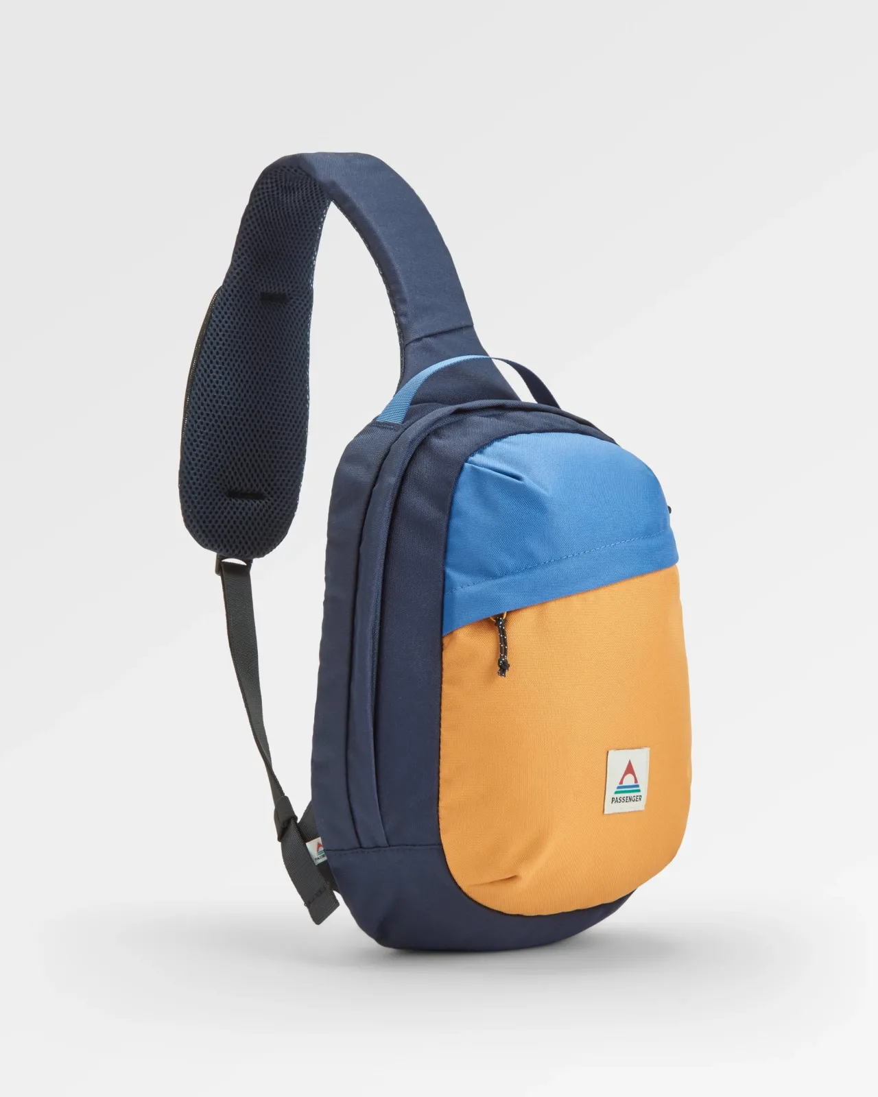 boondocker_recycelte_tasche_l__honigdunkelblausattes_marineblau_4.webp Best Sale Boondocker Recycelte tasche 8L - Honig/Dunkelblau/Sattes Marineblau Herren Rucksäcke & Taschen | Rucksäcke & Taschen