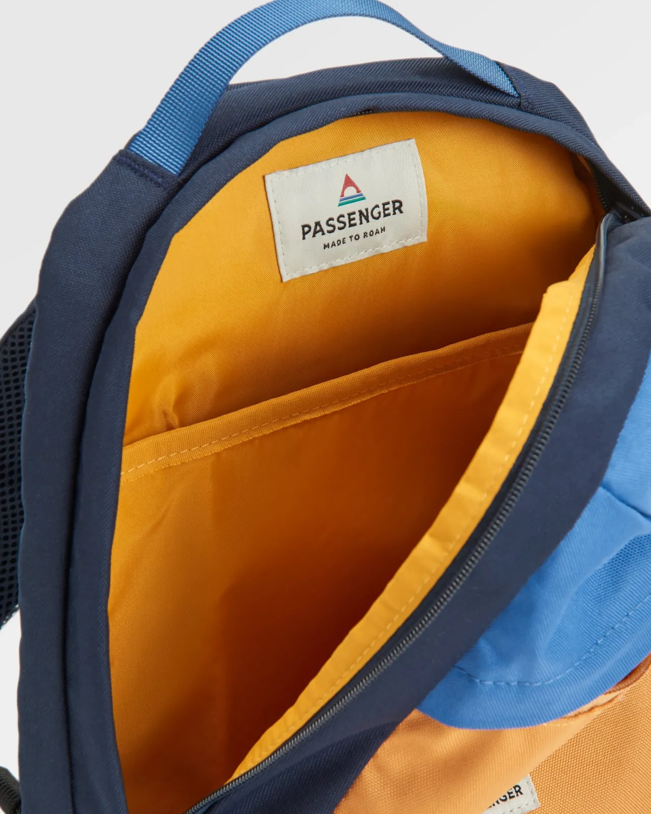 boondocker_recycelte_tasche_l__honigdunkelblausattes_marineblau_6.webp Best Sale Boondocker Recycelte tasche 8L - Honig/Dunkelblau/Sattes Marineblau Herren Rucksäcke & Taschen | Rucksäcke & Taschen