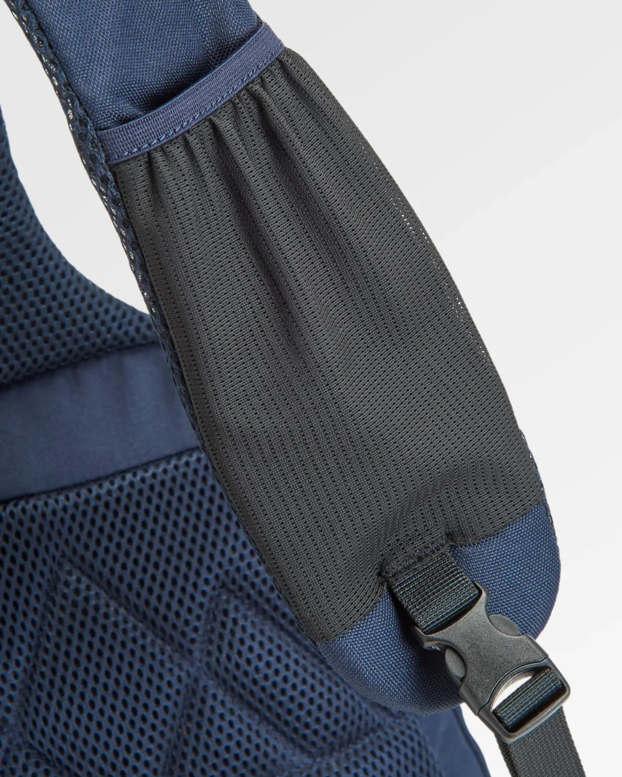 boondocker_recycelte_tasche_l__honigdunkelblausattes_marineblau_7.webp Best Sale Boondocker Recycelte tasche 8L - Honig/Dunkelblau/Sattes Marineblau Herren Rucksäcke & Taschen | Rucksäcke & Taschen