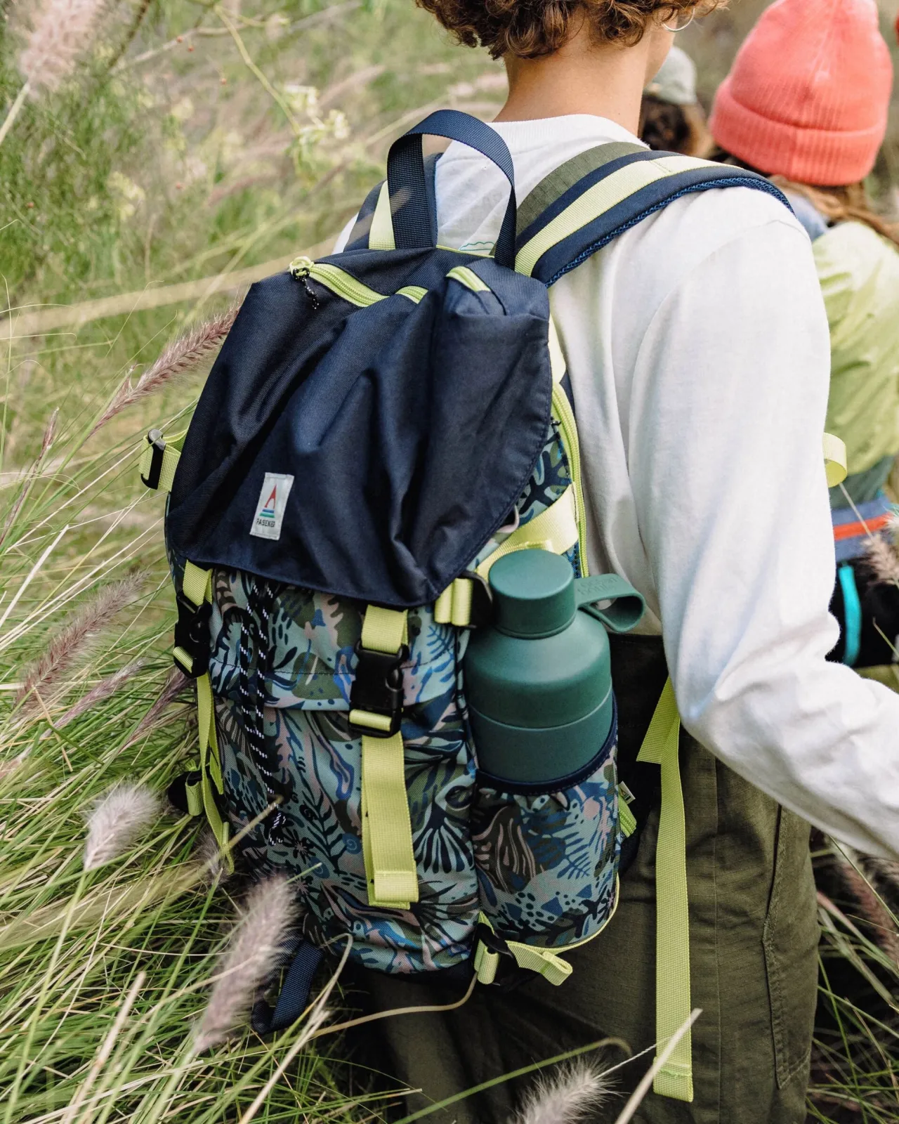 boondocker_recycelter_l_rucksack__abstrakte_seealge_pistazie_2.webp Store Boondocker Recycelter 26L Rucksack - Abstrakte Seealge Pistazie Rucksäcke | Surfzubehör
