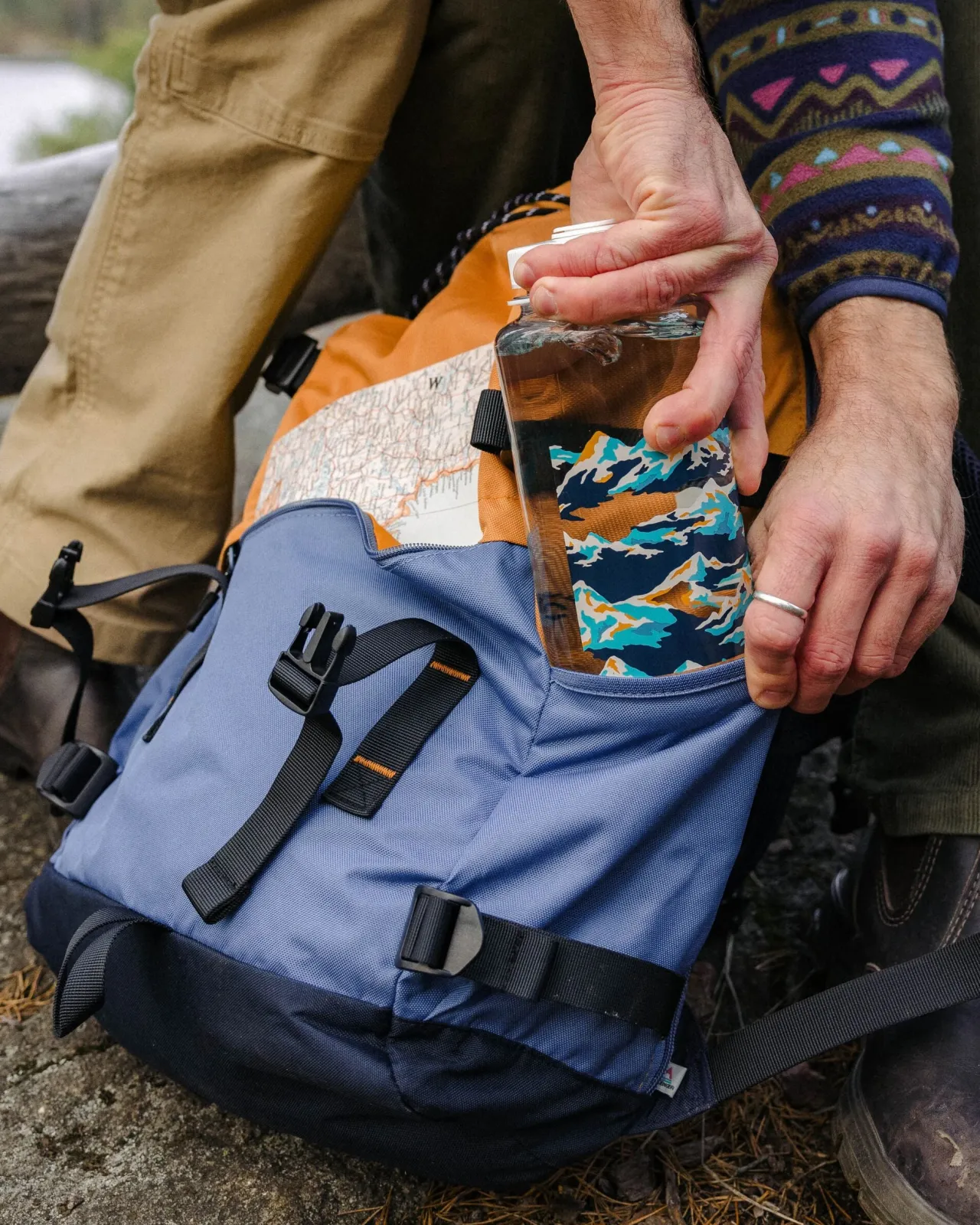 boondocker_recycelter_l_rucksack__honigdunkelblausattes_marineblau_6.webp Clearance Boondocker Recycelter 26L Rucksack - Honig/Dunkelblau/Sattes Marineblau Rucksäcke | Rucksäcke & Taschen