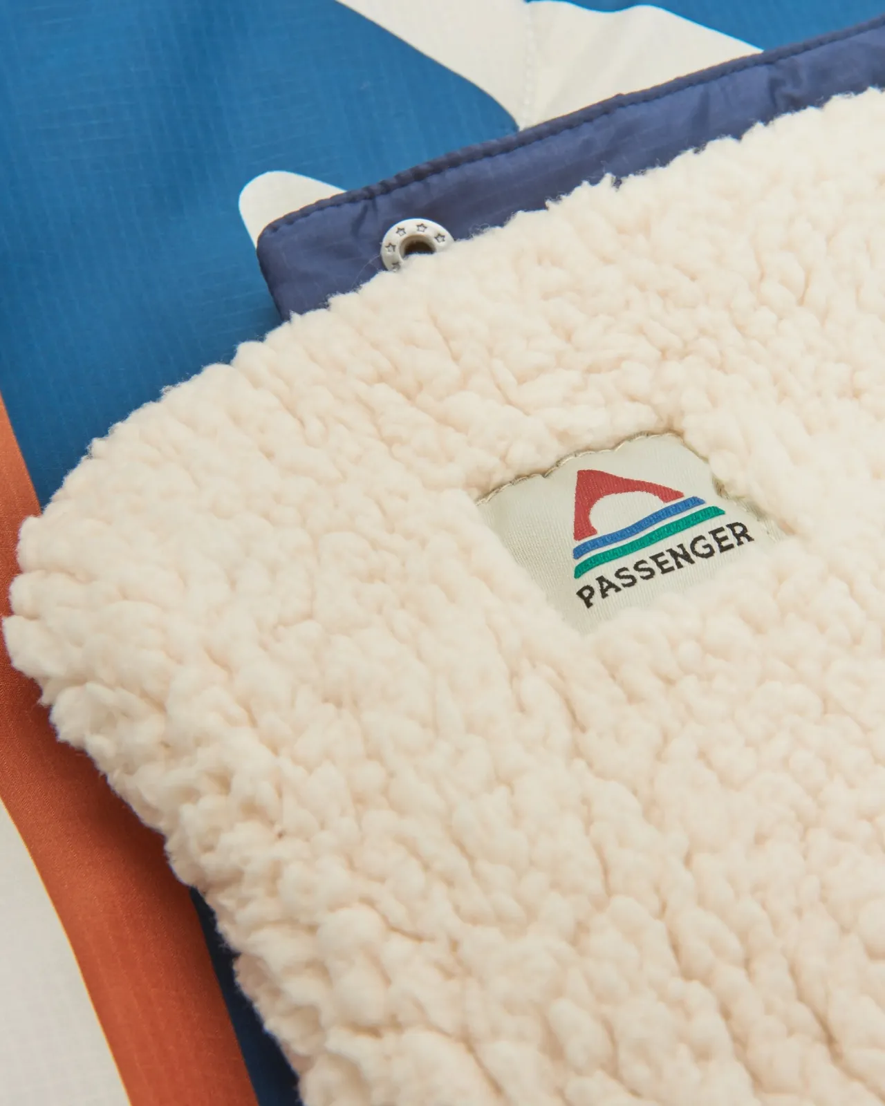 cabin_recycelte_sherpa_decke__berg_geo_grau_blau_6.webp Store Cabin Recycelte Sherpa Decke - Berg Geo Grau Blau Decken