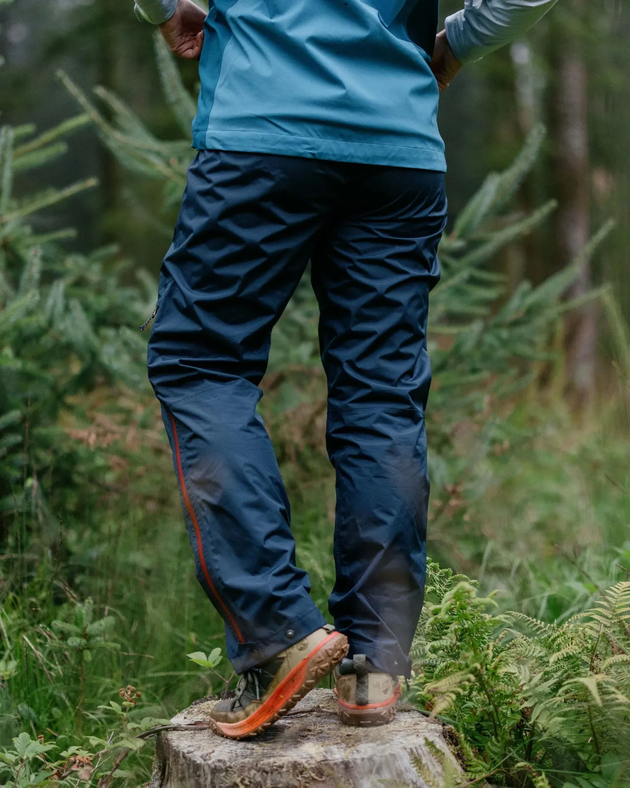 cloudburst_recycelte_wasserdichte_hose__tiefes_marineblau_3.webp Discount Cloudburst Recycelte wasserdichte Hose - Tiefes Marineblau Damen Hosen