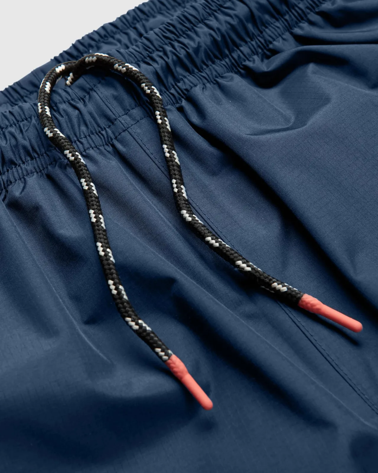 cloudburst_recycelte_wasserdichte_hose__tiefes_marineblau_8.webp Discount Cloudburst Recycelte wasserdichte Hose - Tiefes Marineblau Damen Hosen