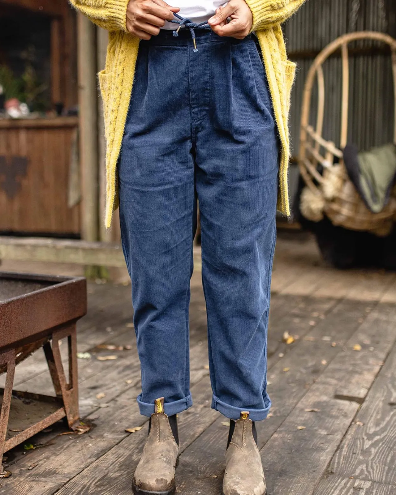 compass_recycelte_cordhose__dunkler_denim_4.webp Fashion Compass Recycelte Cordhose - Dunkler Denim Damen Latzhosen & Hosen