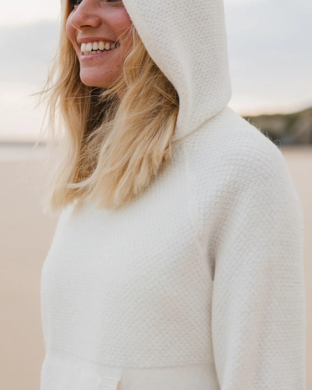 cove_recycelter_gestrickter_hoodie__cremefarben_2.webp Best Cove Recycelter Gestrickter Hoodie - Damen Strickwaren | Kapuzenpullover & Sweatshirts