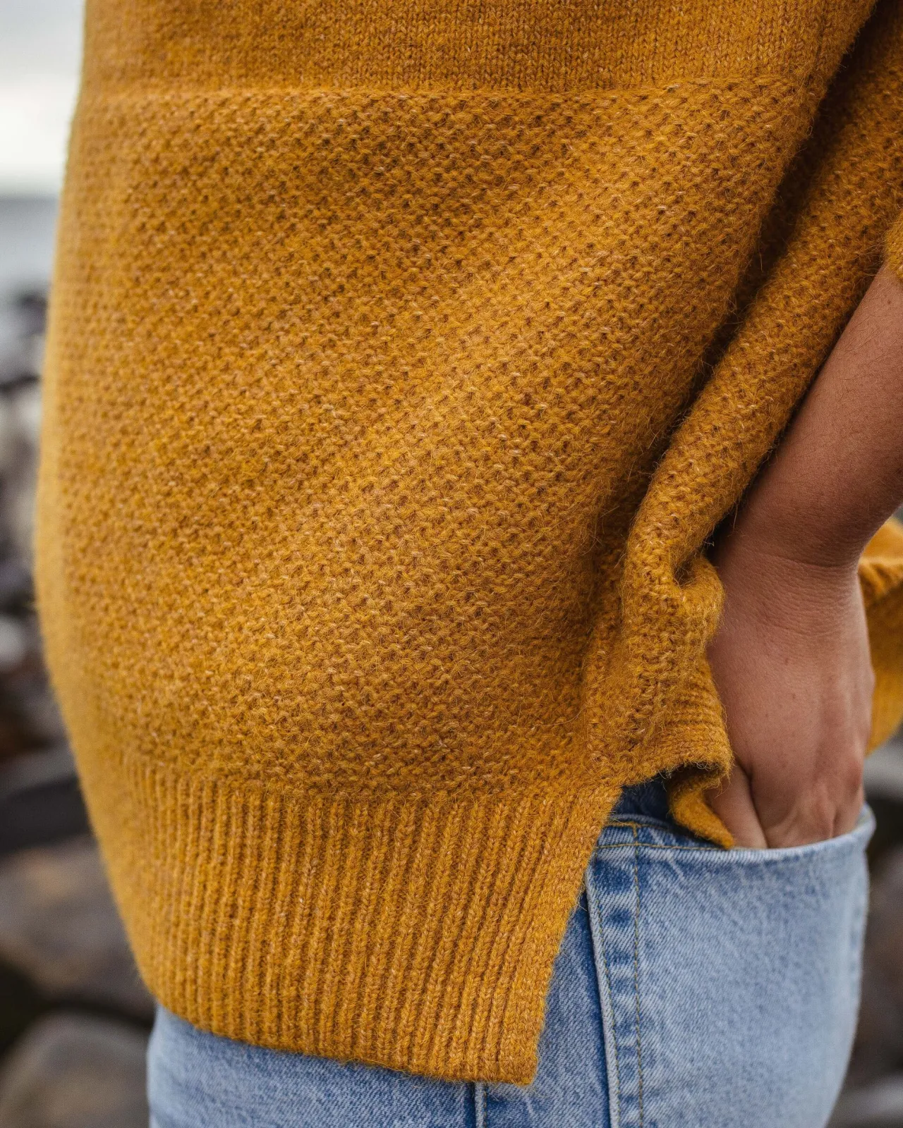 cove_recycelter_gestrickter_pullover__bernsteingold_2.webp Fashion Cove Recycelter Gestrickter Pullover - Damen Strickwaren