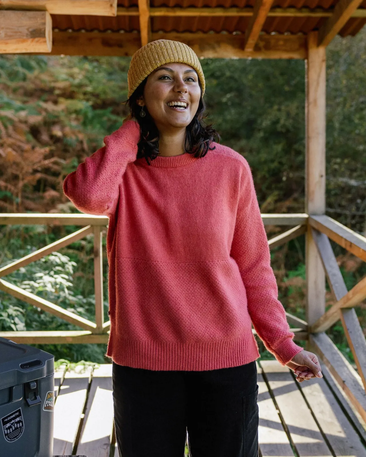 cove_recycelter_gestrickter_pullover__mineralrot_2.webp Outlet Cove Recycelter Gestrickter Pullover - Damen Strickwaren