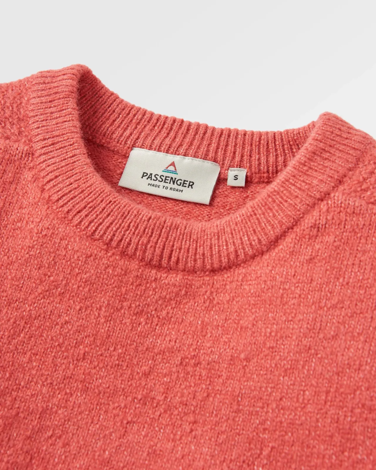 cove_recycelter_gestrickter_pullover__mineralrot_4.webp Outlet Cove Recycelter Gestrickter Pullover - Damen Strickwaren