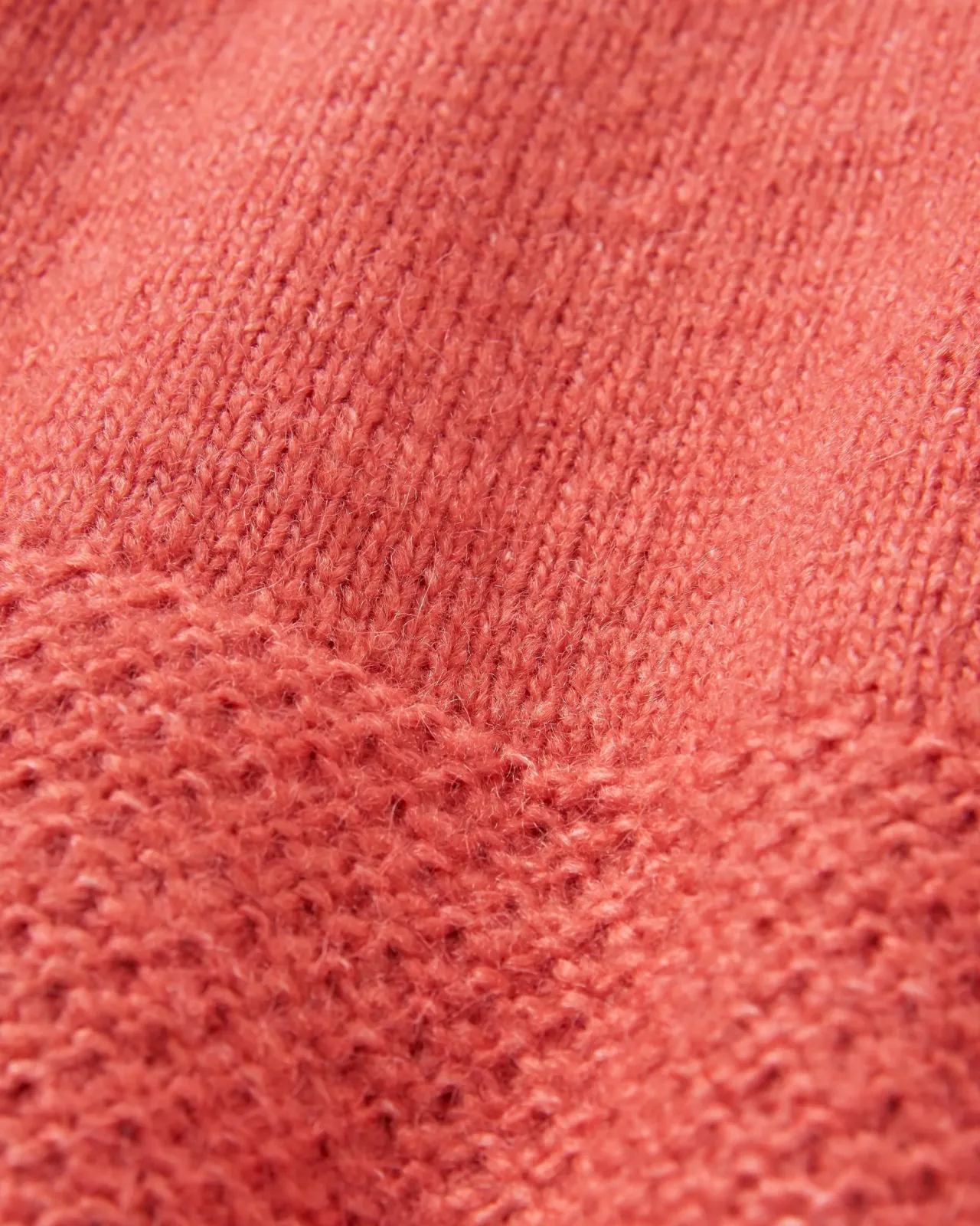 cove_recycelter_gestrickter_pullover__mineralrot_5.webp Outlet Cove Recycelter Gestrickter Pullover - Damen Strickwaren