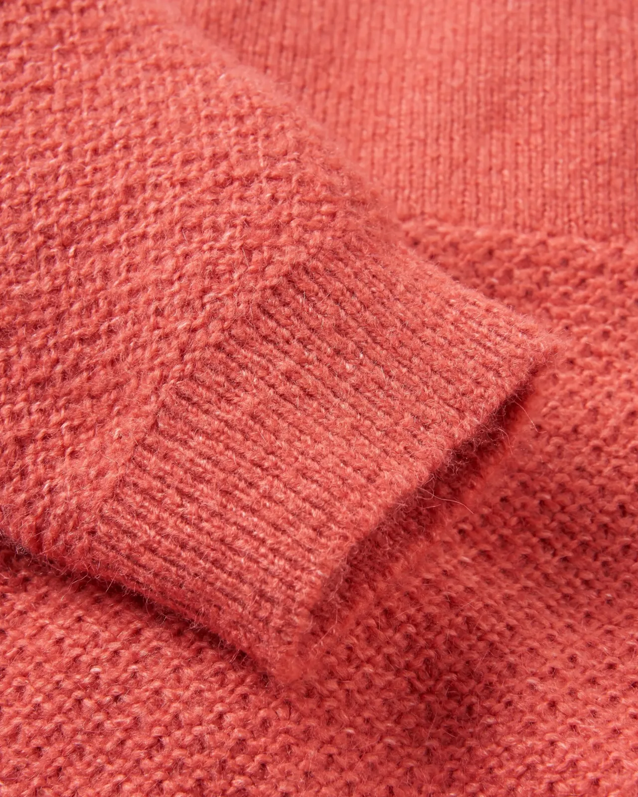 cove_recycelter_gestrickter_pullover__mineralrot_6.webp Outlet Cove Recycelter Gestrickter Pullover - Damen Strickwaren