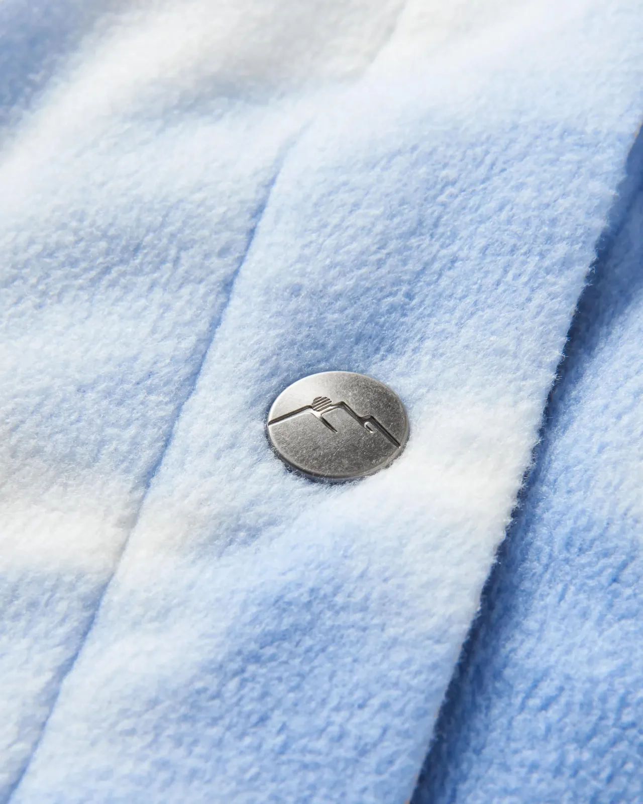 east_recyceltes_polarfleecehemd__batikkornblume_4.webp Shop East Recyceltes Polar-Fleece-Hemd - Batik- Damen Hemden