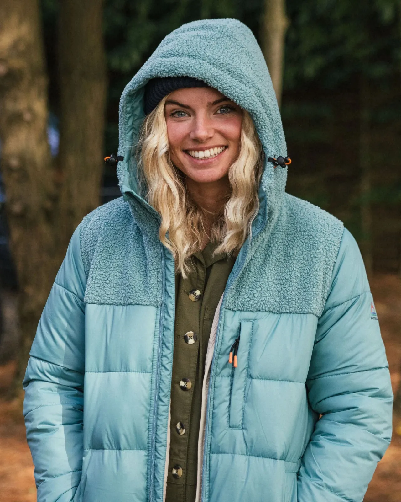 elowen_kapuzenjacke_aus_recyceltem_isoliermaterial__arktis_6.webp Shop Elowen Kapuzenjacke aus recyceltem Isoliermaterial - Damen Anoraks & Mäntel | Isoliert