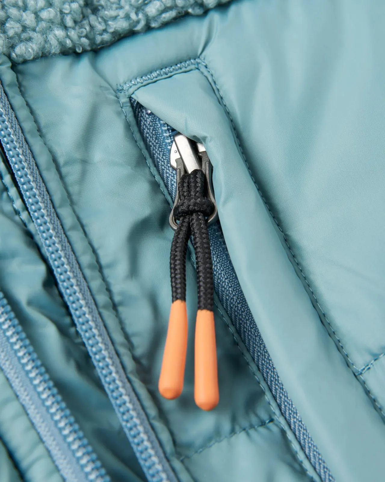 elowen_kapuzenjacke_aus_recyceltem_isoliermaterial__arktis_8.webp Shop Elowen Kapuzenjacke aus recyceltem Isoliermaterial - Damen Anoraks & Mäntel | Isoliert