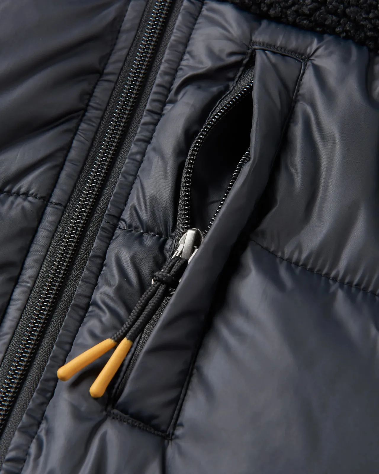 elowen_kapuzenjacke_aus_recyceltem_isoliermaterial__schwarz_2.webp Shop Elowen Kapuzenjacke aus recyceltem Isoliermaterial - Damen Anoraks & Mäntel | Isoliert