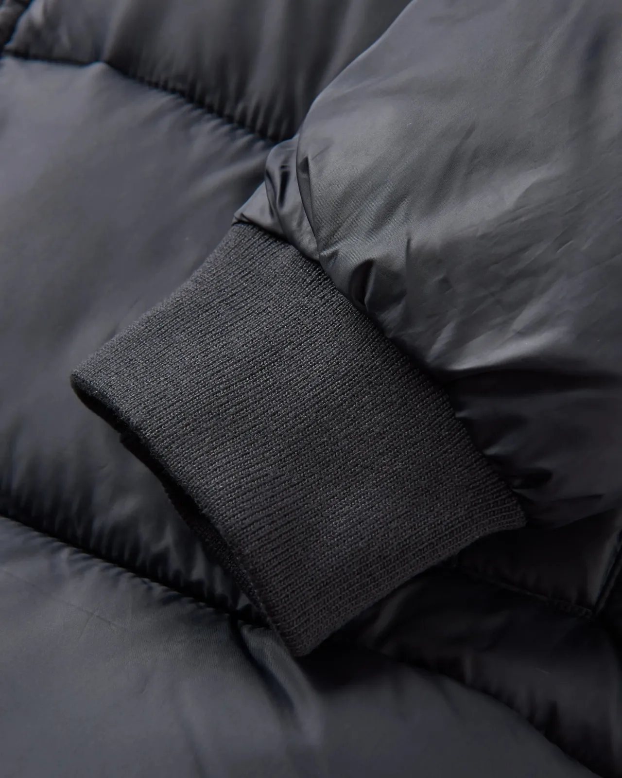 elowen_kapuzenjacke_aus_recyceltem_isoliermaterial__schwarz_3.webp Shop Elowen Kapuzenjacke aus recyceltem Isoliermaterial - Damen Anoraks & Mäntel | Isoliert