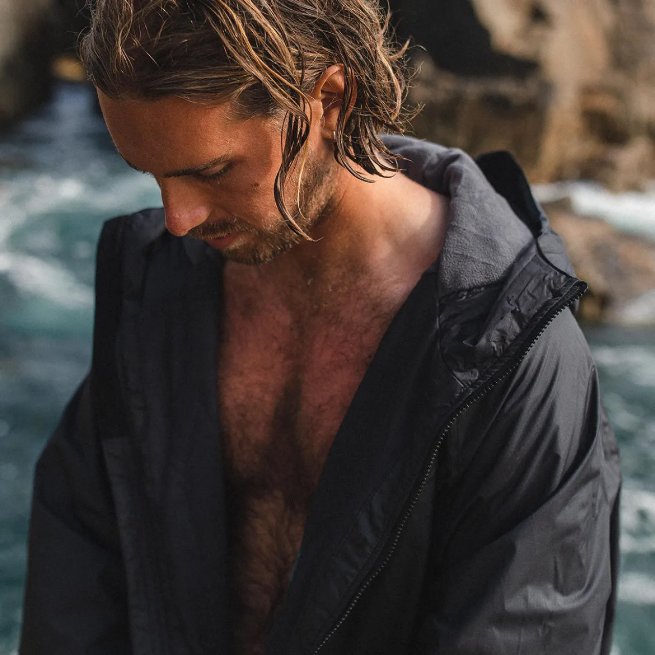 escapism_recycelter_handtuchgeftterter_surf_poncho__schwarz_4.webp Fashion Escapism Recycelter Handtuchgefütterter Surf Poncho - Surf-ponchos | Surf-ponchos