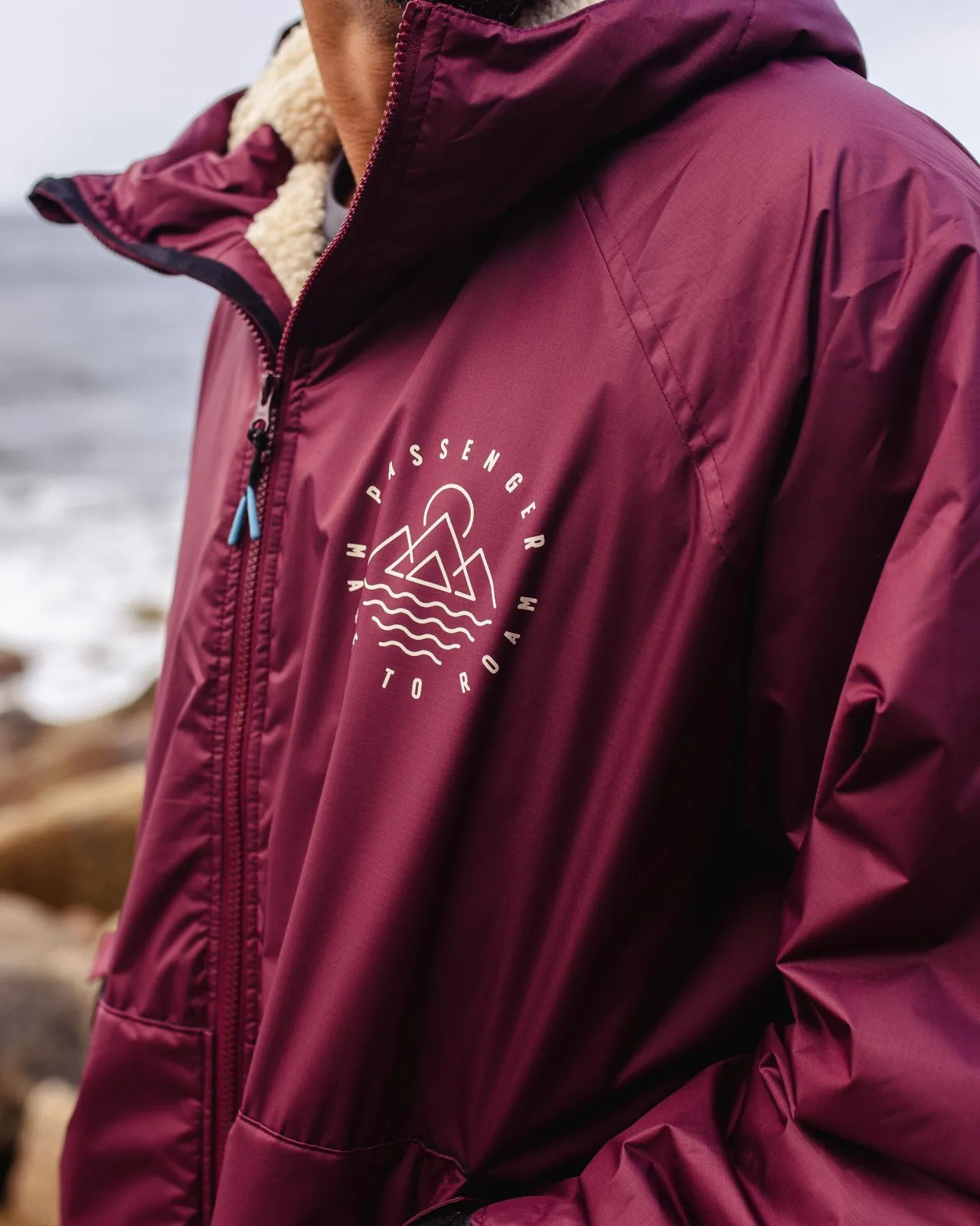 escapism_recycelter_sherpageftterter_surf_poncho__windsorwein_20.webp New Escapism Recycelter Sherpa-gefütterter Surf Poncho - Windsor- Surf-ponchos | Surf-ponchos