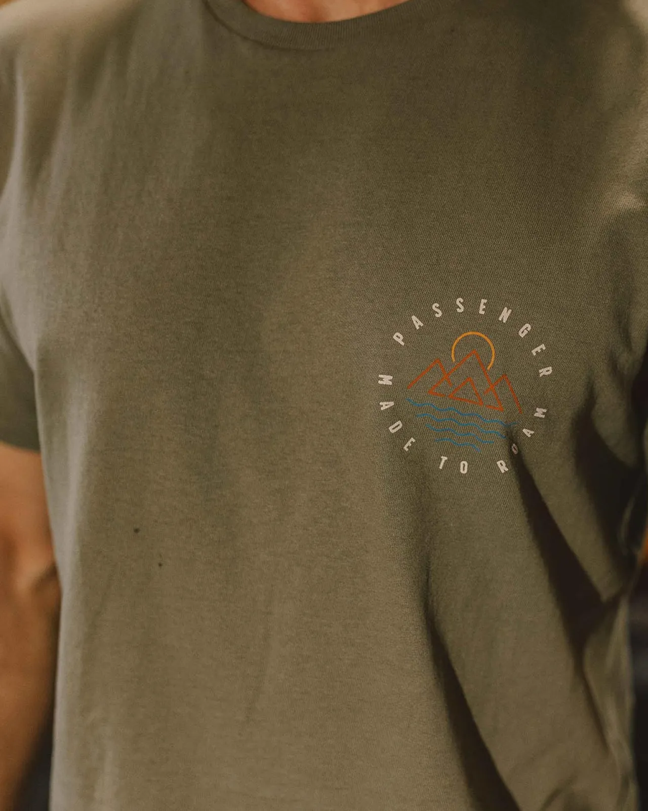 escapism_recyceltes_baumwolltshirt__staubige_olive_3.webp Best Escapism Recyceltes Baumwoll-T-Shirt - Staubige Olive Herren T-shirts & Tanktops