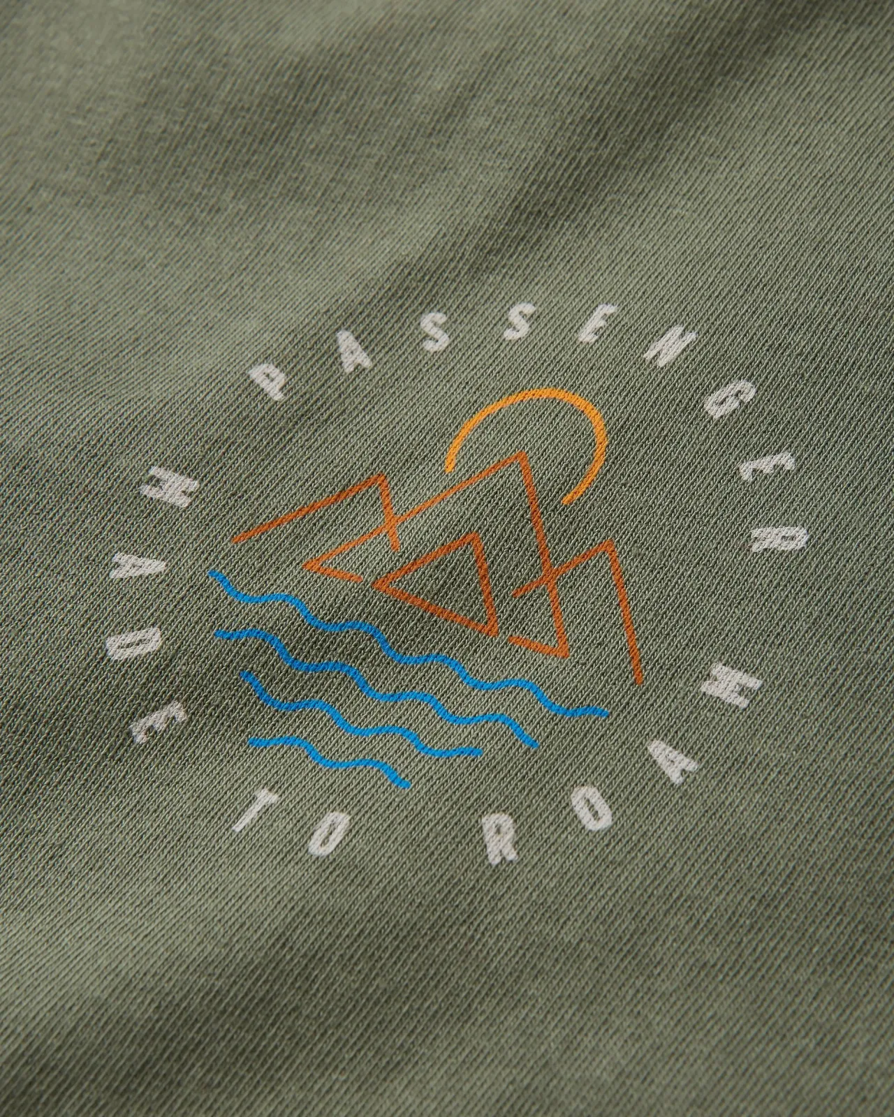 escapism_recyceltes_baumwolltshirt__staubige_olive_6.webp Best Escapism Recyceltes Baumwoll-T-Shirt - Staubige Olive Herren T-shirts & Tanktops