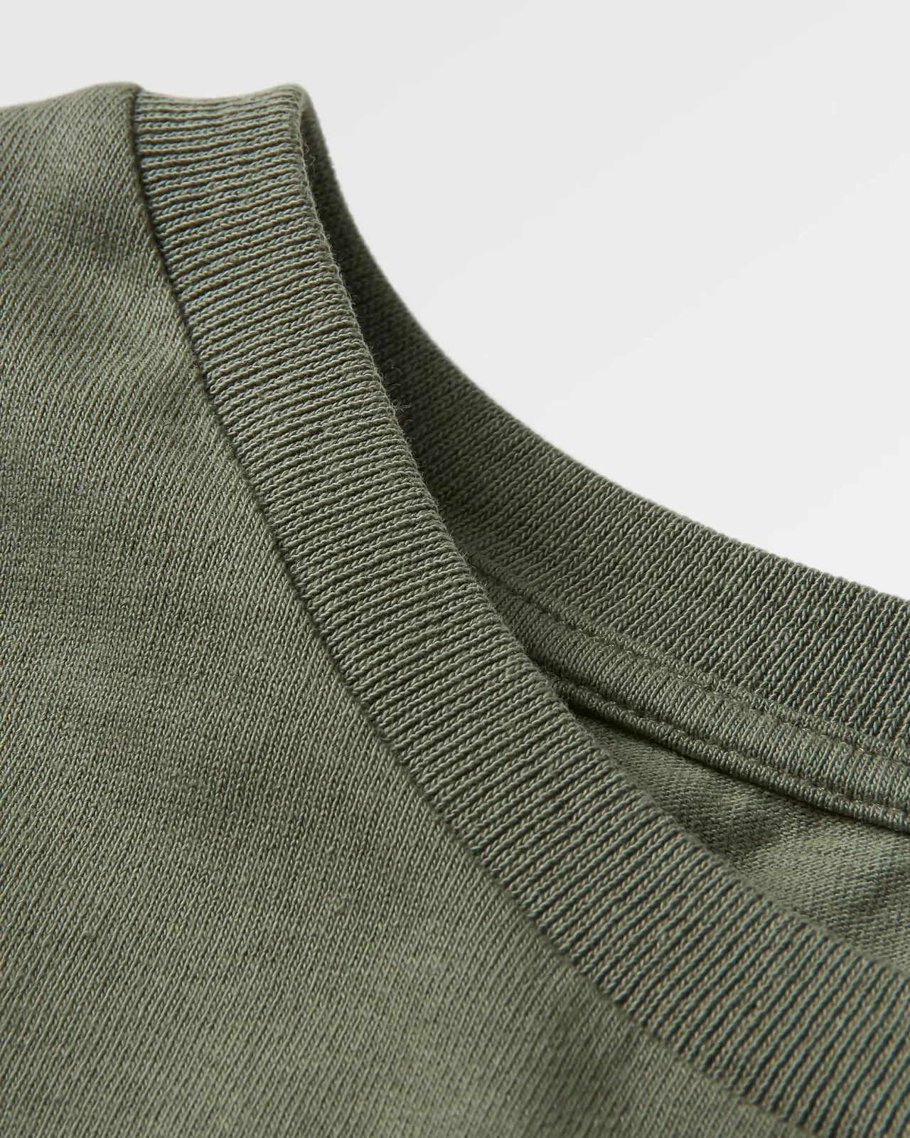 escapism_recyceltes_baumwolltshirt__staubige_olive_7.webp Best Escapism Recyceltes Baumwoll-T-Shirt - Staubige Olive Herren T-shirts & Tanktops