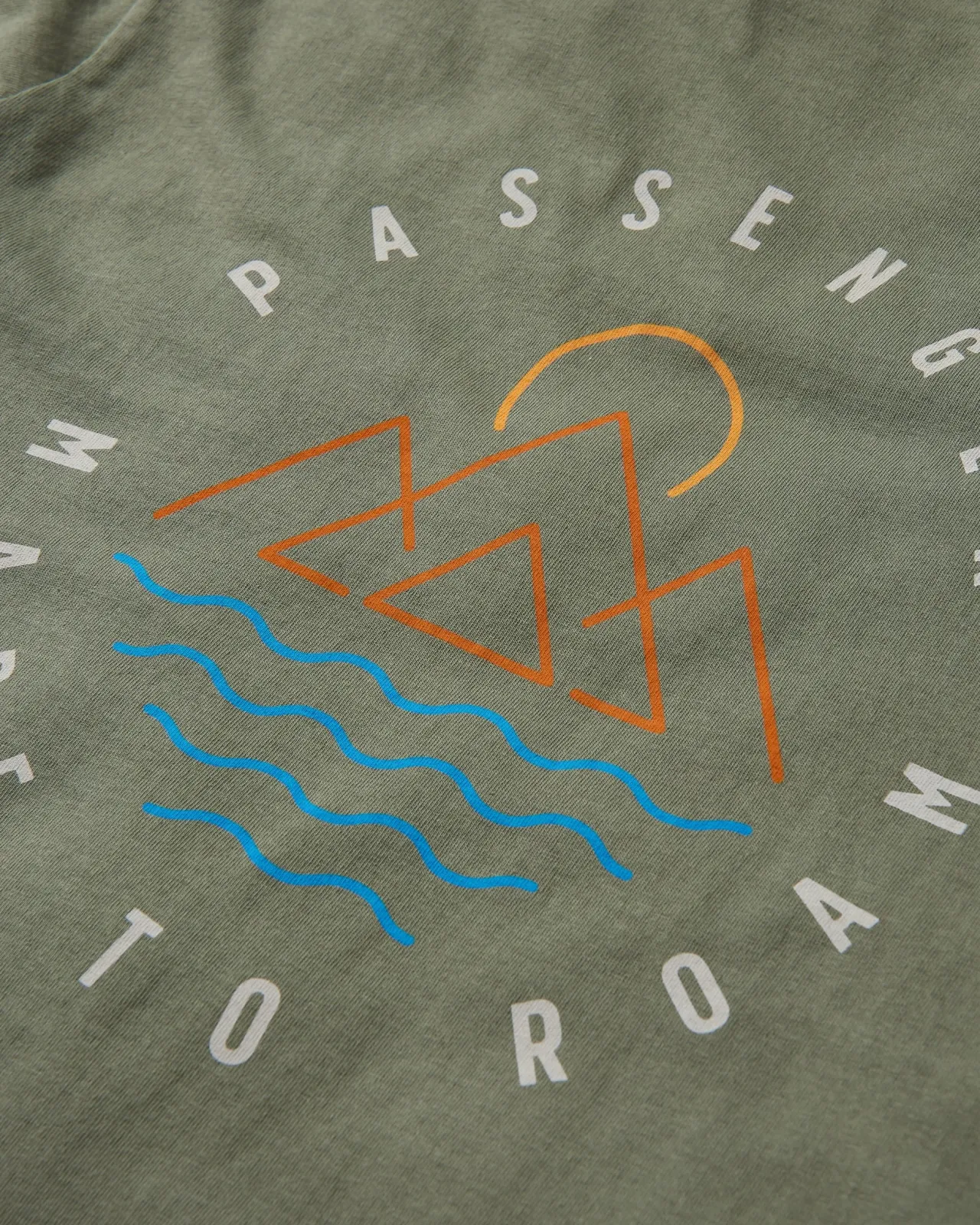 escapism_recyceltes_baumwolltshirt__staubige_olive_8.webp Best Escapism Recyceltes Baumwoll-T-Shirt - Staubige Olive Herren T-shirts & Tanktops