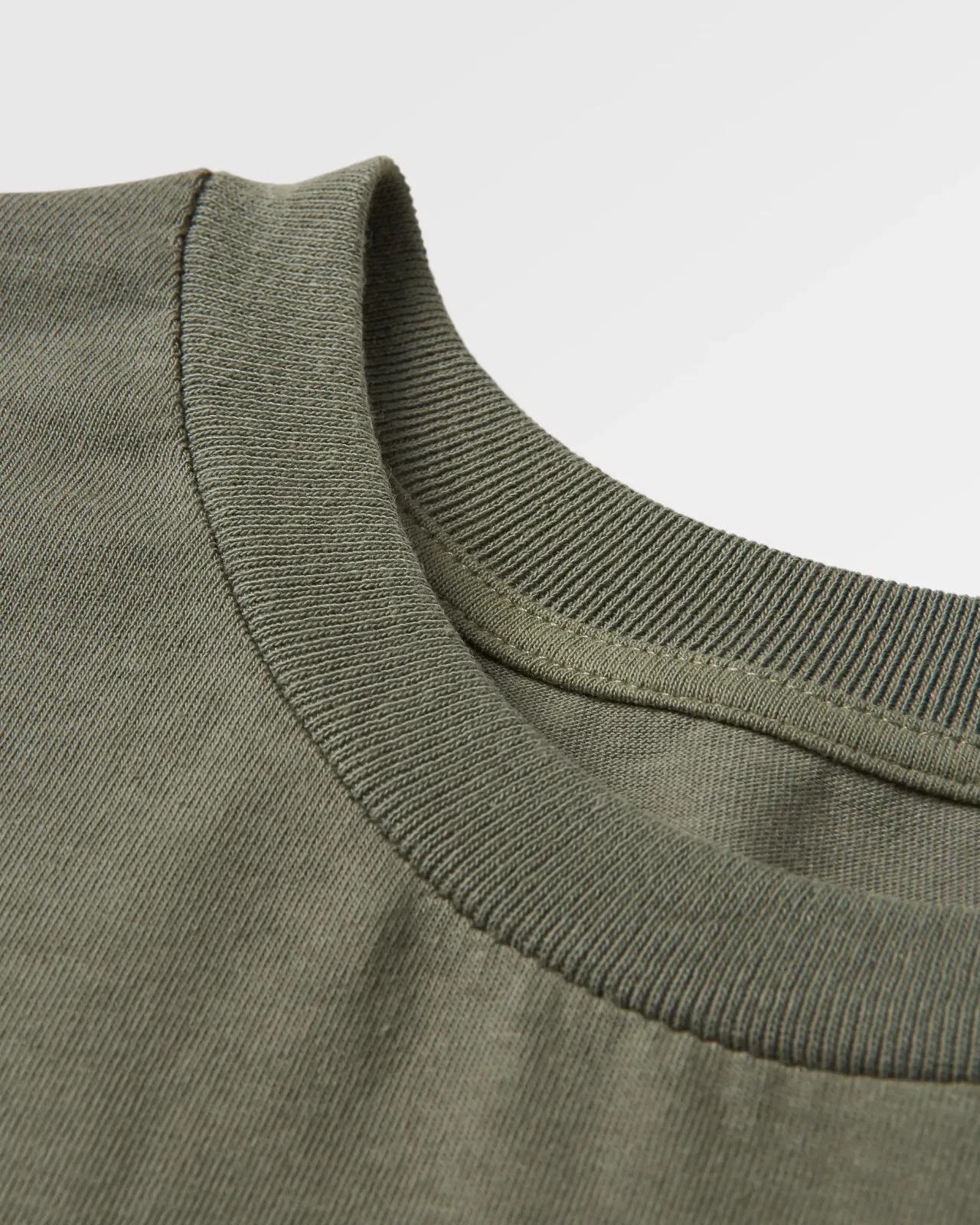 escapism_recyceltes_langarmtshirt__staubige_olive_7.webp Clearance Escapism Recyceltes Langarm-T-Shirt - Staubige Olive Herren T-shirts & Tanktops