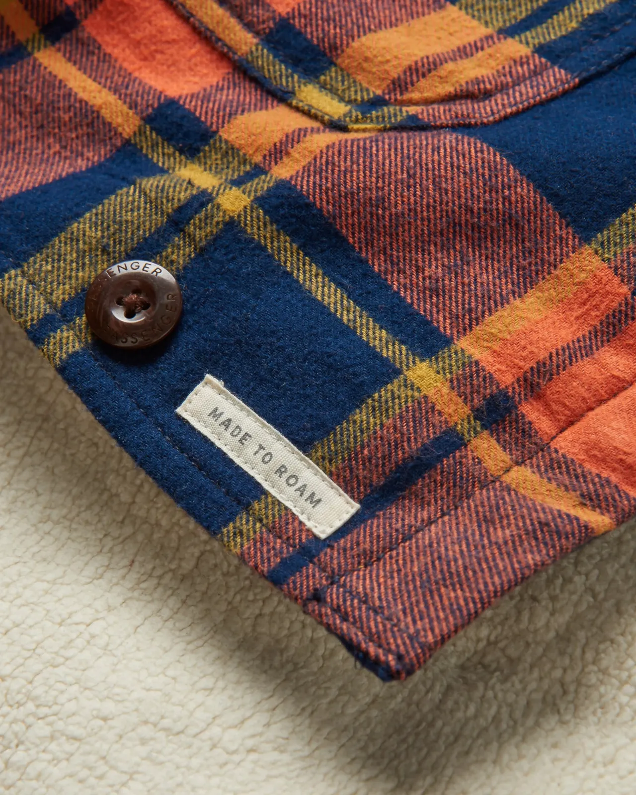 flint_biobaumwoll_overshirt__tiefes_marineblauverbranntes_orange_7.webp Sale Flint Bio-Baumwoll Overshirt - Tiefes Marineblau/Verbranntes Orange Damen Hemden | Hemdjacken