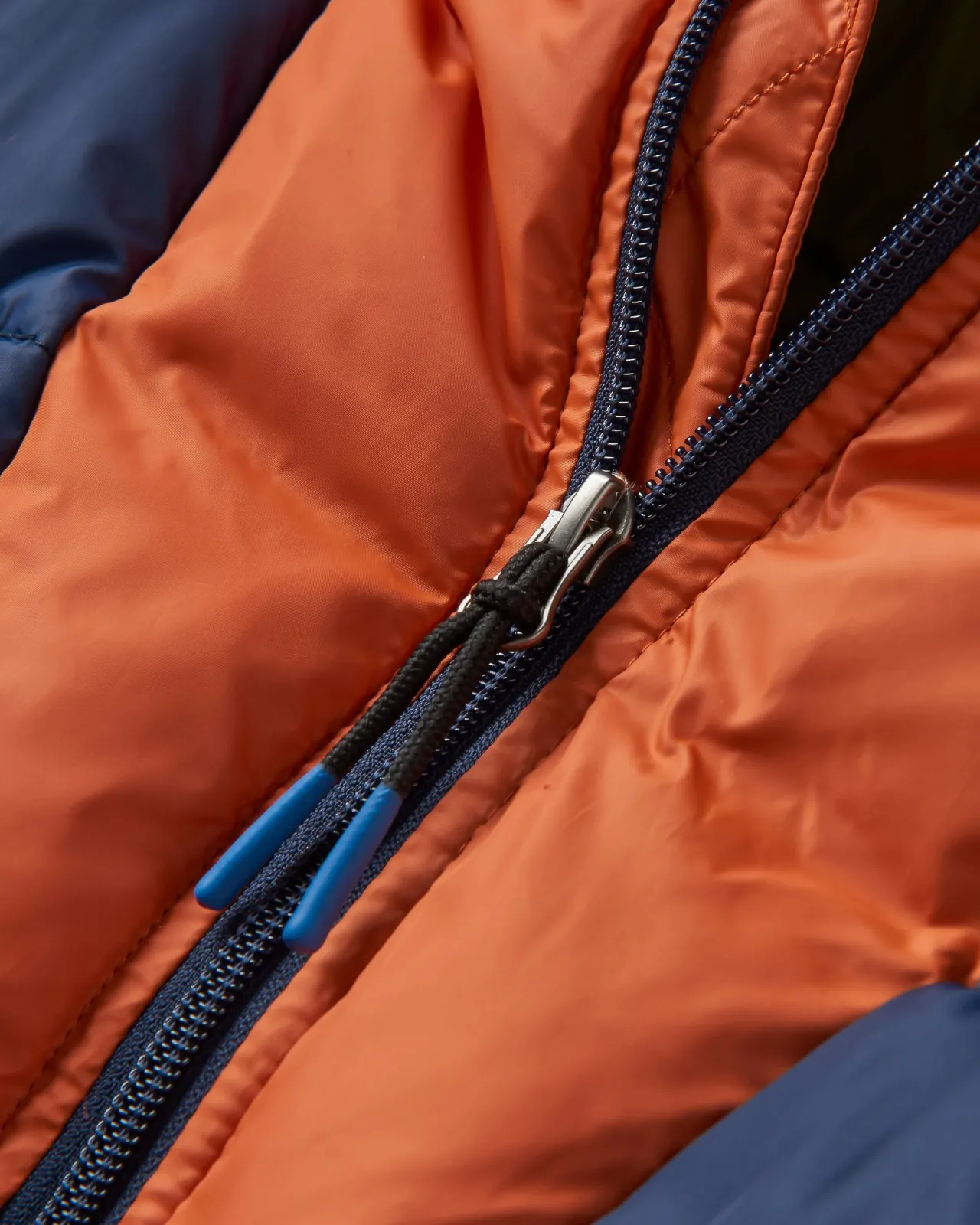 flynn_recycelte_isolierjacke__dunkles_marineblau__verbranntes_orange_4.webp Sale Flynn Recycelte Isolierjacke - Dunkles Marineblau / Verbranntes Orange Herren Isoliert