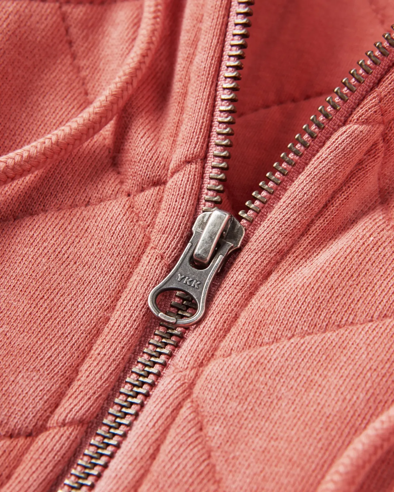 getaway_recycelte_gesteppte_kapuzenjacke_mit_reiverschluss__gebranntes_orange_3.webp Clearance Getaway Recycelte Gesteppte Kapuzenjacke mit Reißverschluss - Gebranntes Orange Damen Kapuzenpullover & Sweatshirts