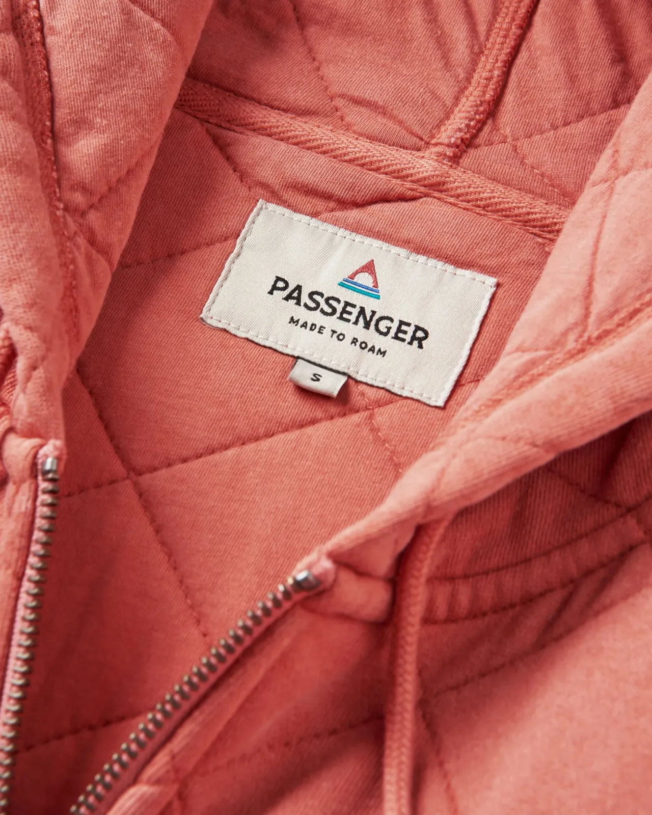 getaway_recycelte_gesteppte_kapuzenjacke_mit_reiverschluss__gebranntes_orange_4.webp Clearance Getaway Recycelte Gesteppte Kapuzenjacke mit Reißverschluss - Gebranntes Orange Damen Kapuzenpullover & Sweatshirts