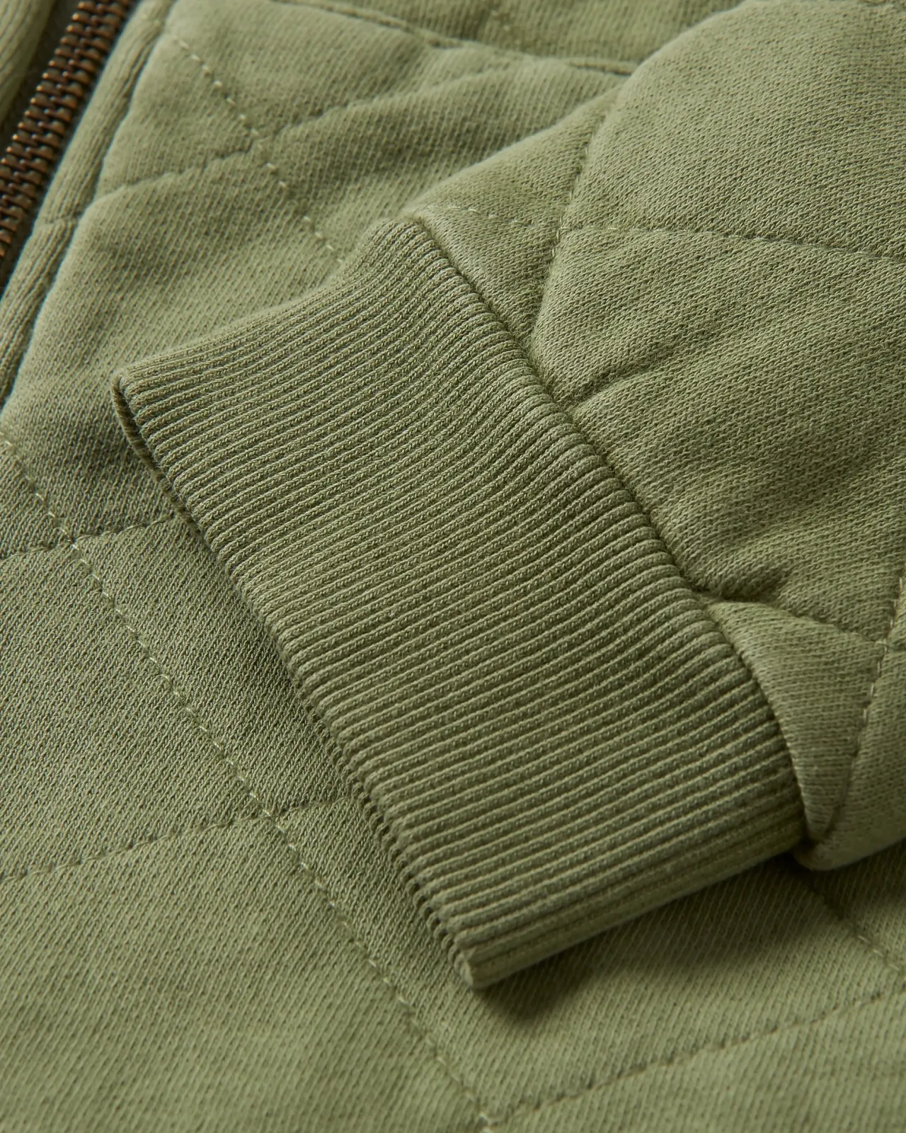 getaway_recycelte_gesteppte_kapuzenjacke_mit_reiverschluss__khaki_10.webp Shop Getaway Recycelte Gesteppte Kapuzenjacke mit Reißverschluss - Damen Kapuzenpullover & Sweatshirts