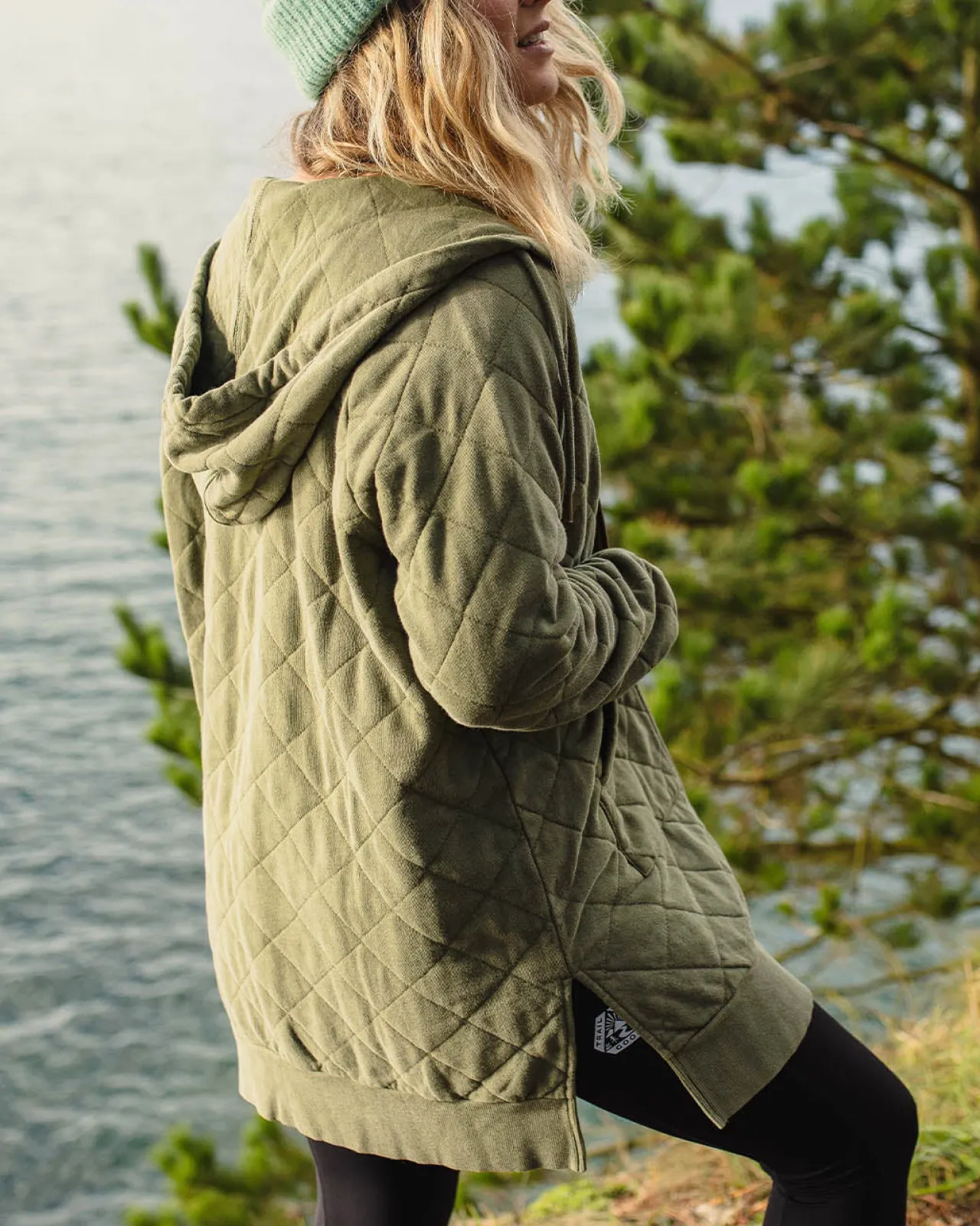 getaway_recycelte_gesteppte_kapuzenjacke_mit_reiverschluss__khaki_2.webp Shop Getaway Recycelte Gesteppte Kapuzenjacke mit Reißverschluss - Damen Kapuzenpullover & Sweatshirts