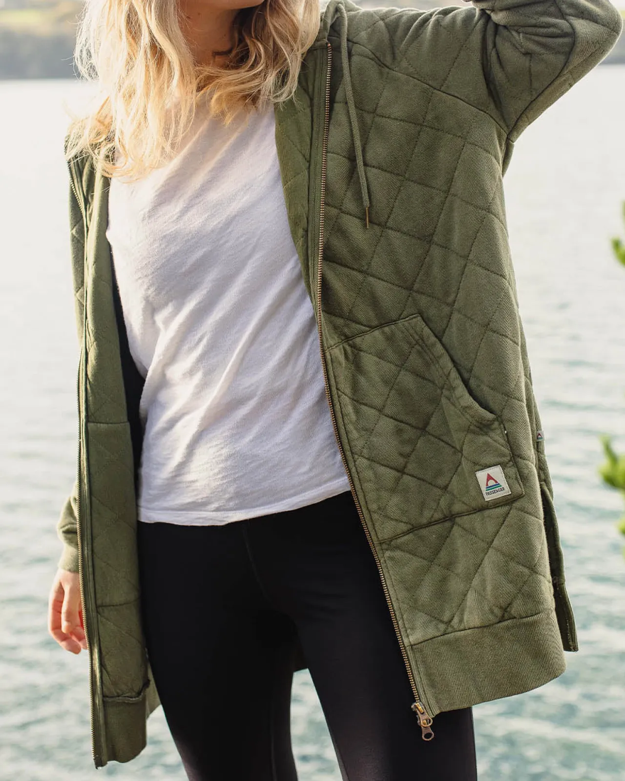 getaway_recycelte_gesteppte_kapuzenjacke_mit_reiverschluss__khaki_3.webp Shop Getaway Recycelte Gesteppte Kapuzenjacke mit Reißverschluss - Damen Kapuzenpullover & Sweatshirts