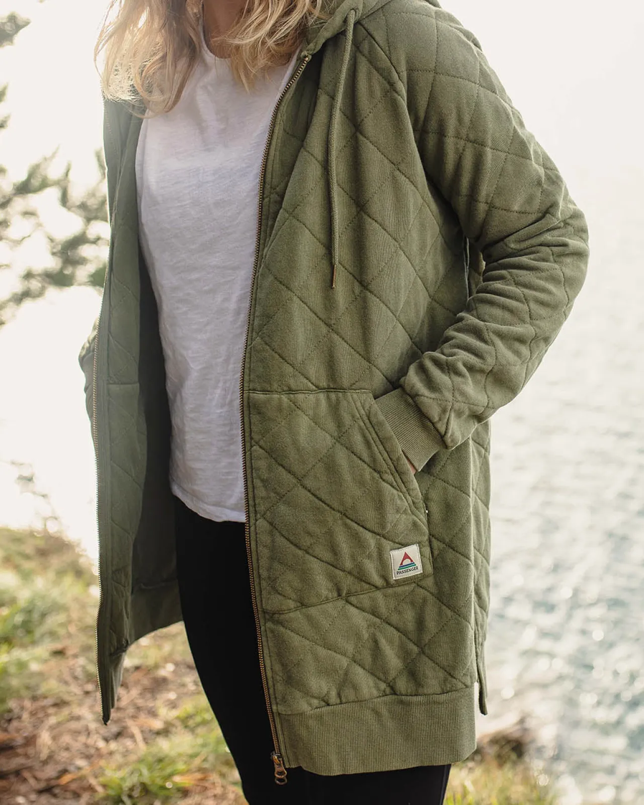 getaway_recycelte_gesteppte_kapuzenjacke_mit_reiverschluss__khaki_4.webp Shop Getaway Recycelte Gesteppte Kapuzenjacke mit Reißverschluss - Damen Kapuzenpullover & Sweatshirts