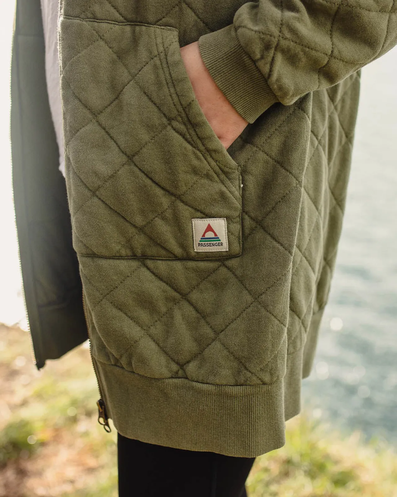 getaway_recycelte_gesteppte_kapuzenjacke_mit_reiverschluss__khaki_5.webp Shop Getaway Recycelte Gesteppte Kapuzenjacke mit Reißverschluss - Damen Kapuzenpullover & Sweatshirts