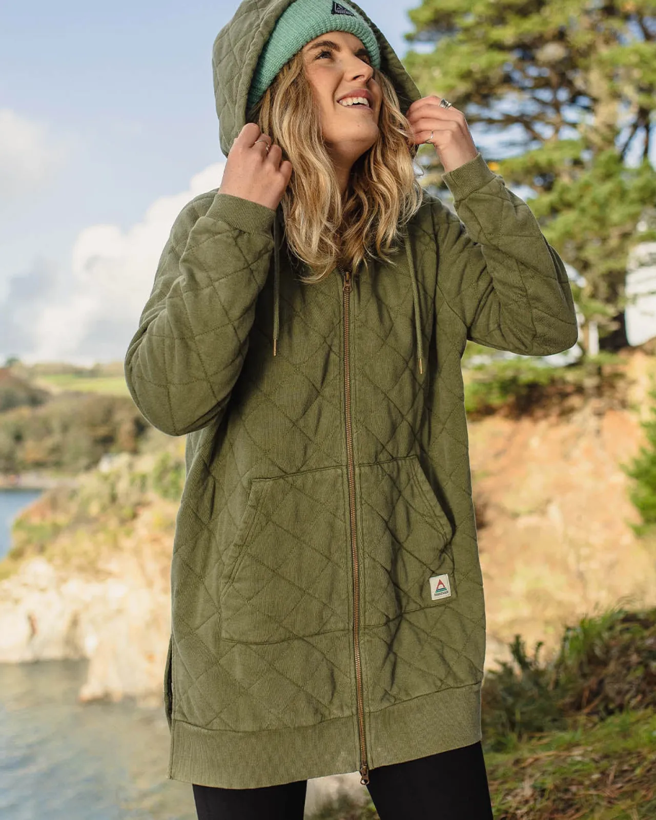 getaway_recycelte_gesteppte_kapuzenjacke_mit_reiverschluss__khaki_6.webp Shop Getaway Recycelte Gesteppte Kapuzenjacke mit Reißverschluss - Damen Kapuzenpullover & Sweatshirts