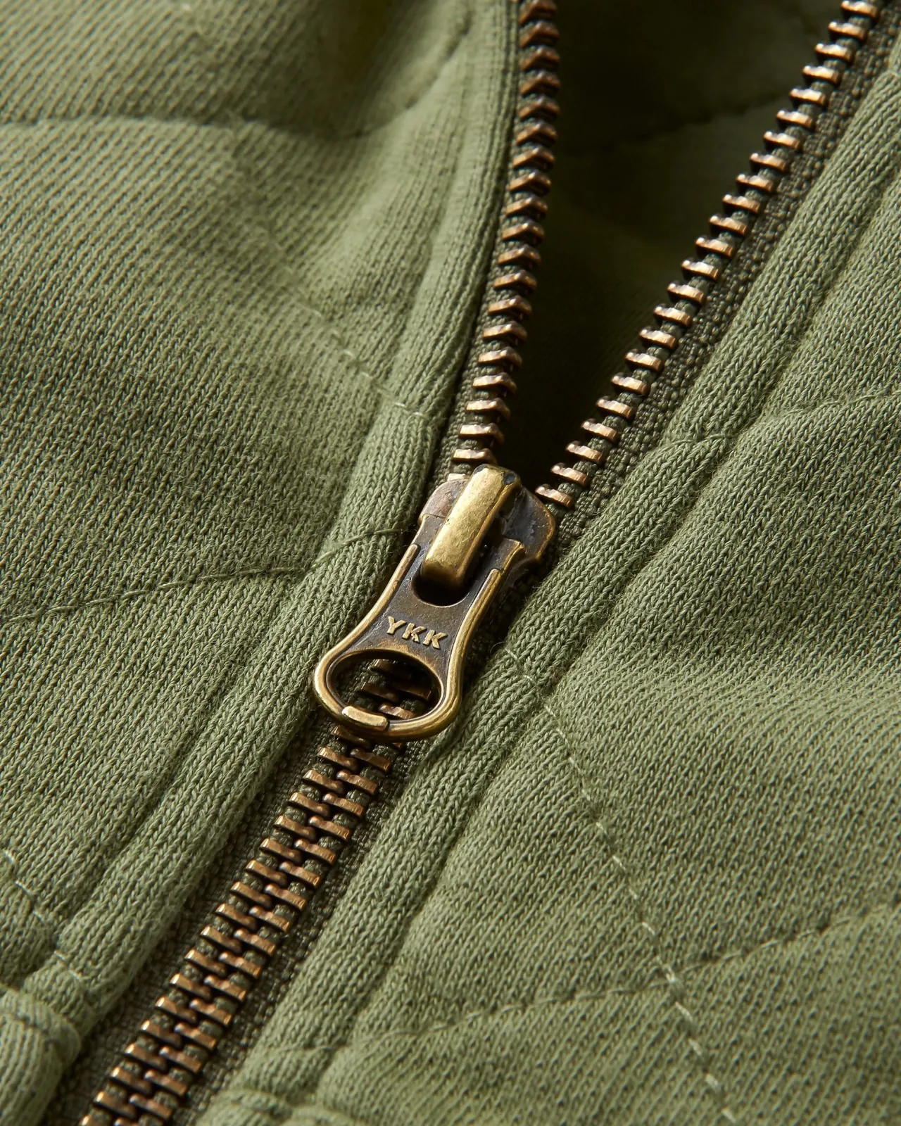 getaway_recycelte_gesteppte_kapuzenjacke_mit_reiverschluss__khaki_8.webp Shop Getaway Recycelte Gesteppte Kapuzenjacke mit Reißverschluss - Damen Kapuzenpullover & Sweatshirts