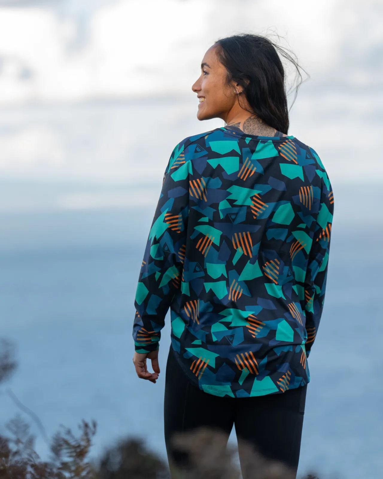 hatha_recyceltes_aktivtop__tiefes_marinetarnmuster_1.webp Fashion Hatha Recyceltes Aktiv-Top - Tiefes Marine- Damen Oberteile