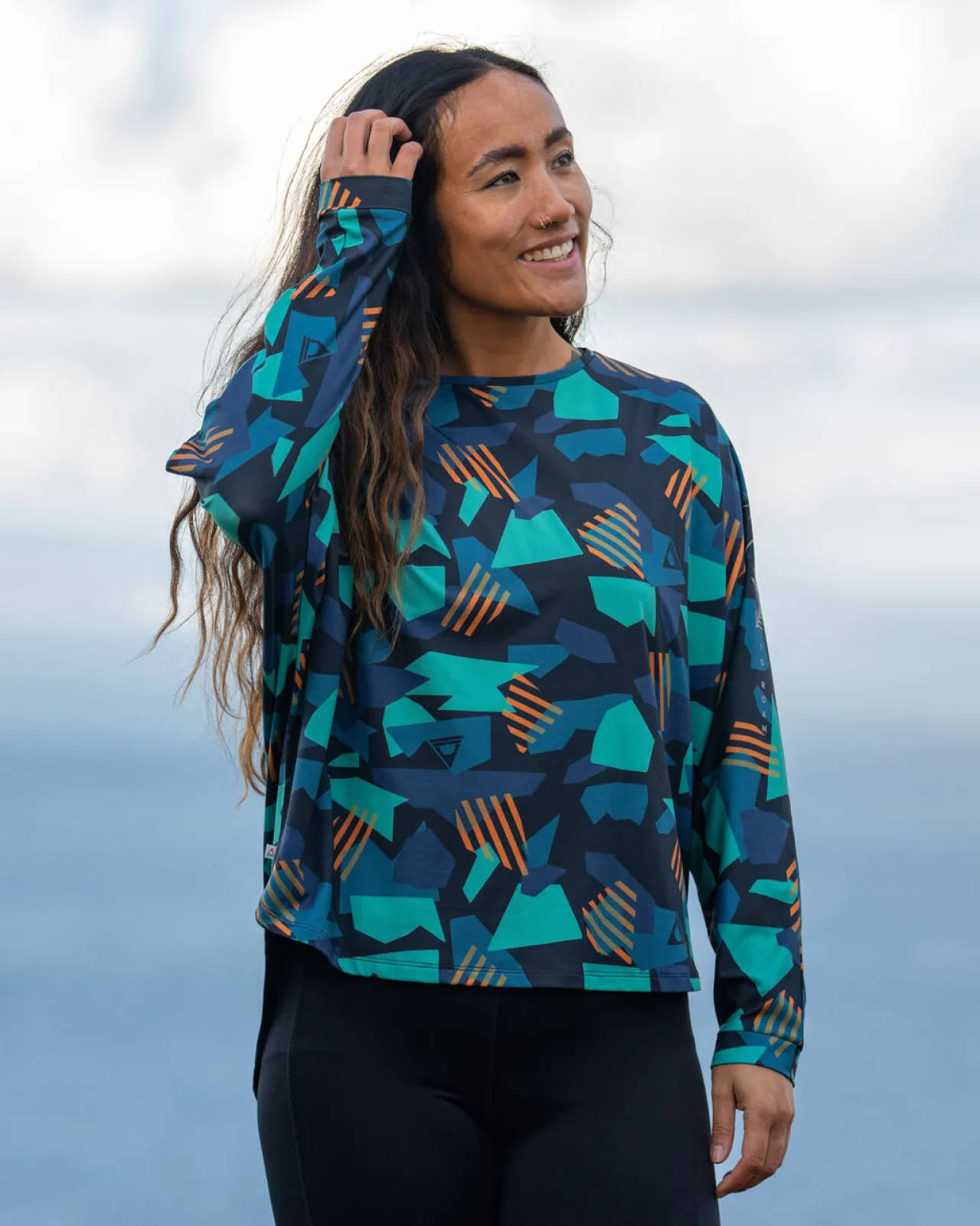 hatha_recyceltes_aktivtop__tiefes_marinetarnmuster_2.webp Fashion Hatha Recyceltes Aktiv-Top - Tiefes Marine- Damen Oberteile