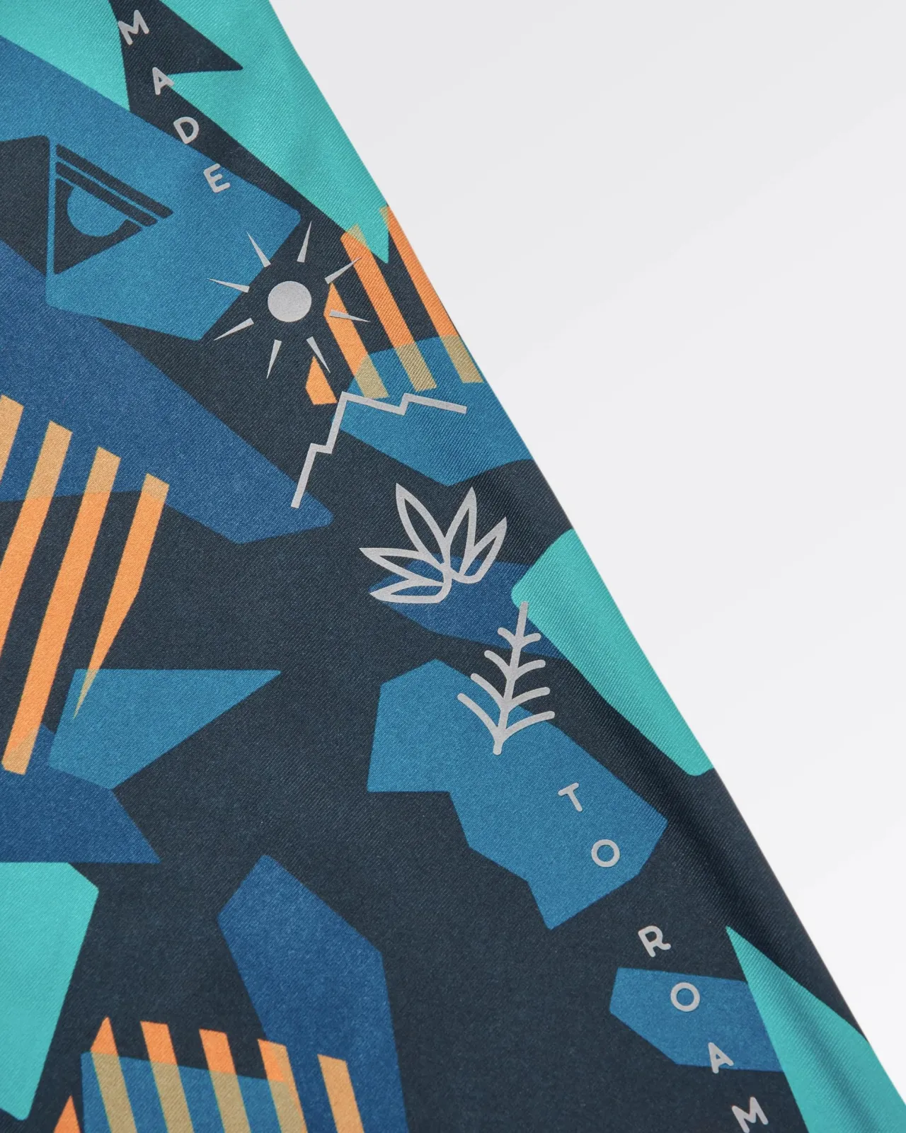 hatha_recyceltes_aktivtop__tiefes_marinetarnmuster_4.webp Fashion Hatha Recyceltes Aktiv-Top - Tiefes Marine- Damen Oberteile