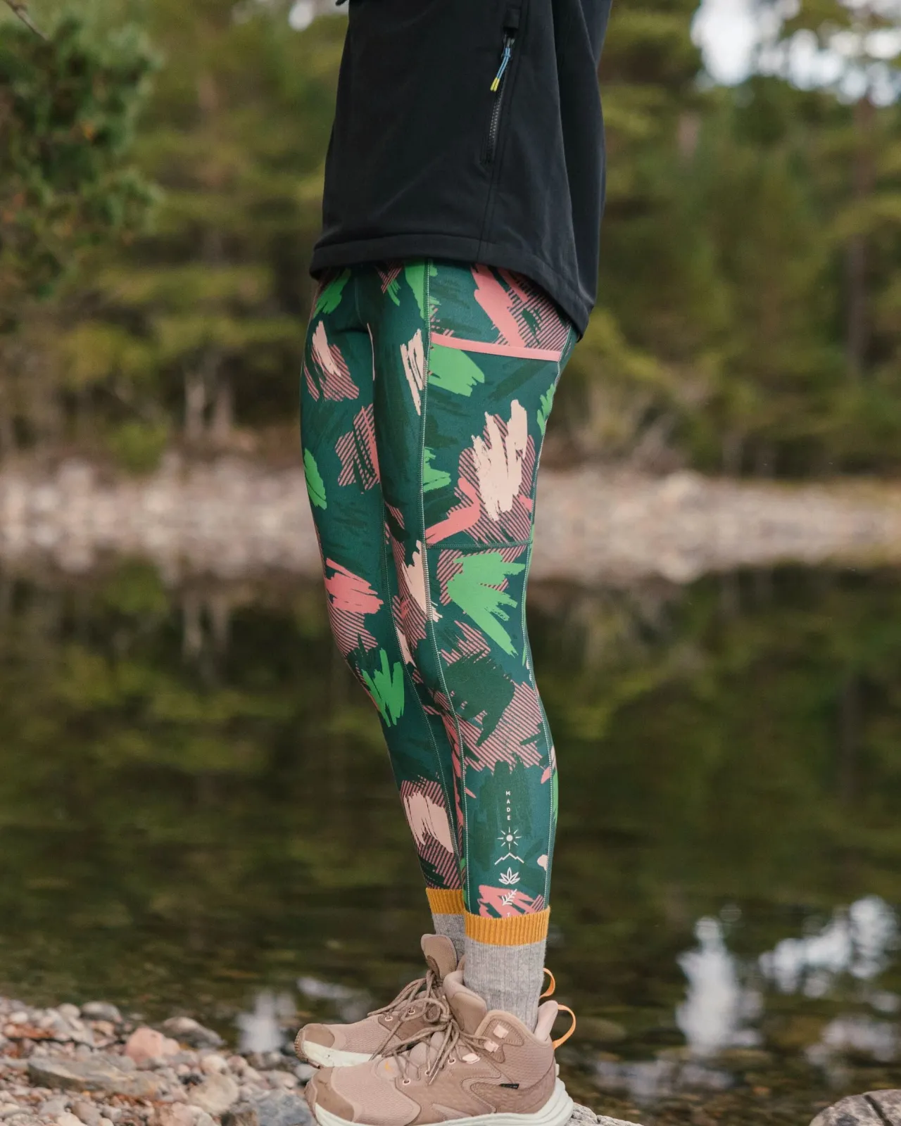 mantra_recycelte_aktiv_leggings__abstrakte_bergtanne_2.webp Clearance Mantra Recycelte Aktiv Leggings - Abstrakte Bergtanne Damen Leggings | Latzhosen & Hosen