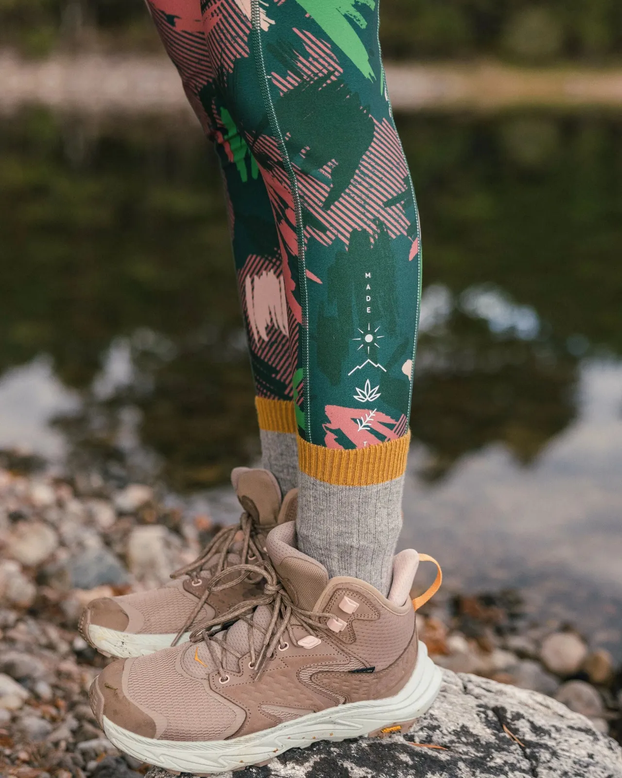 mantra_recycelte_aktiv_leggings__abstrakte_bergtanne_4.webp Clearance Mantra Recycelte Aktiv Leggings - Abstrakte Bergtanne Damen Leggings | Latzhosen & Hosen