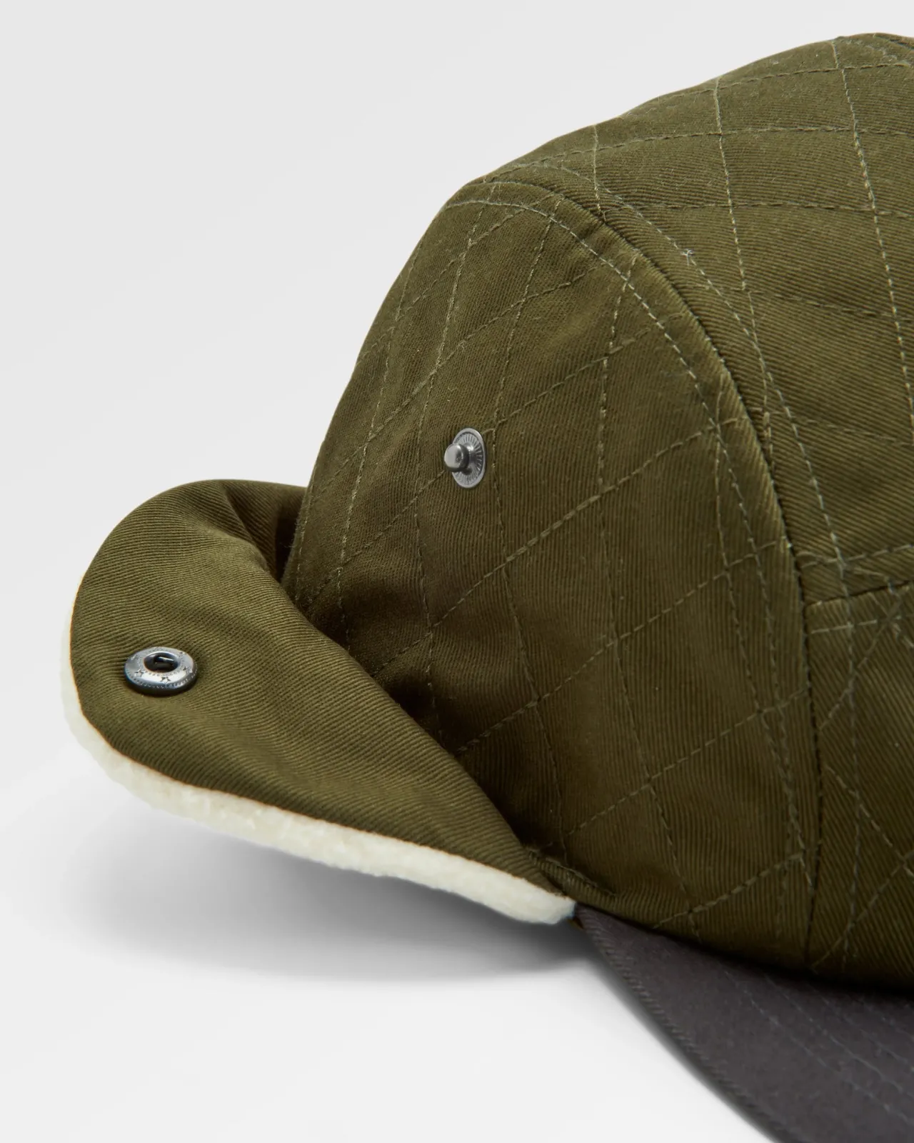 nightfall_recycelte_polar_fleece_geftterte_mtze__staubiges_olivengrn_8.webp Sale Nightfall Recycelte Polar Fleece Gefütterte Mütze - Staubiges Olivengrün Herren Kappen & Hüte | Kappen & Hüte