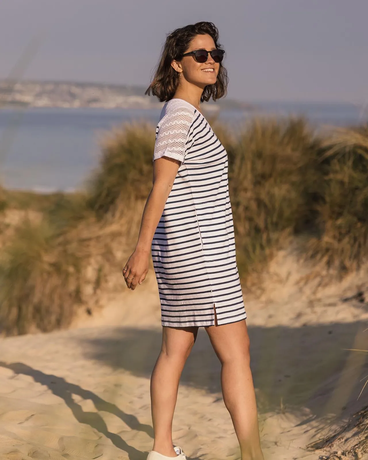 olive_bergroes_tshirtkleid_aus_recycelter_baumwolle__marine_streifen_2.webp Hot Olive übergroßes T-Shirt-Kleid aus recycelter Baumwolle - Marine Streifen Damen Kleider & Röcke