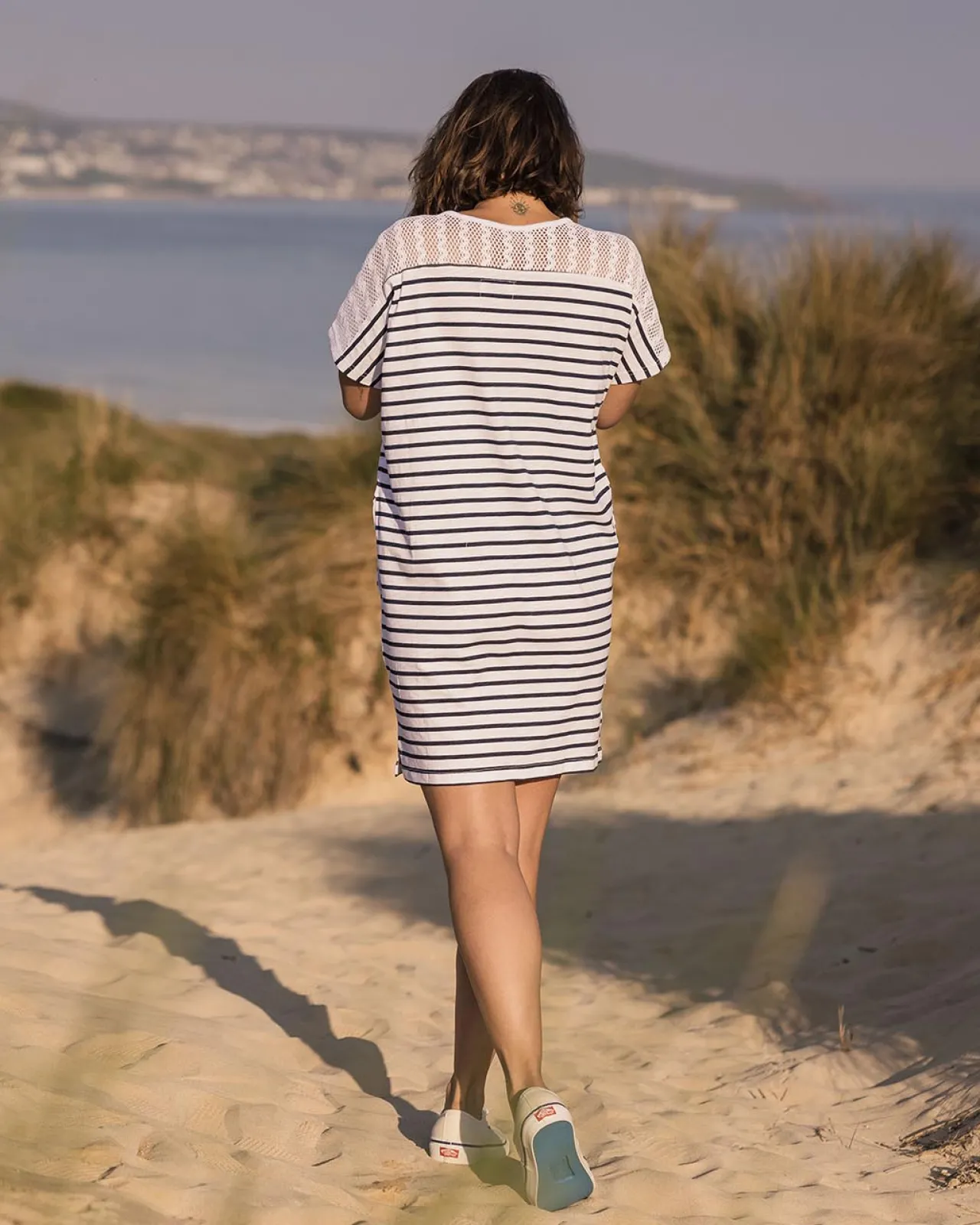 olive_bergroes_tshirtkleid_aus_recycelter_baumwolle__marine_streifen_3.webp Hot Olive übergroßes T-Shirt-Kleid aus recycelter Baumwolle - Marine Streifen Damen Kleider & Röcke